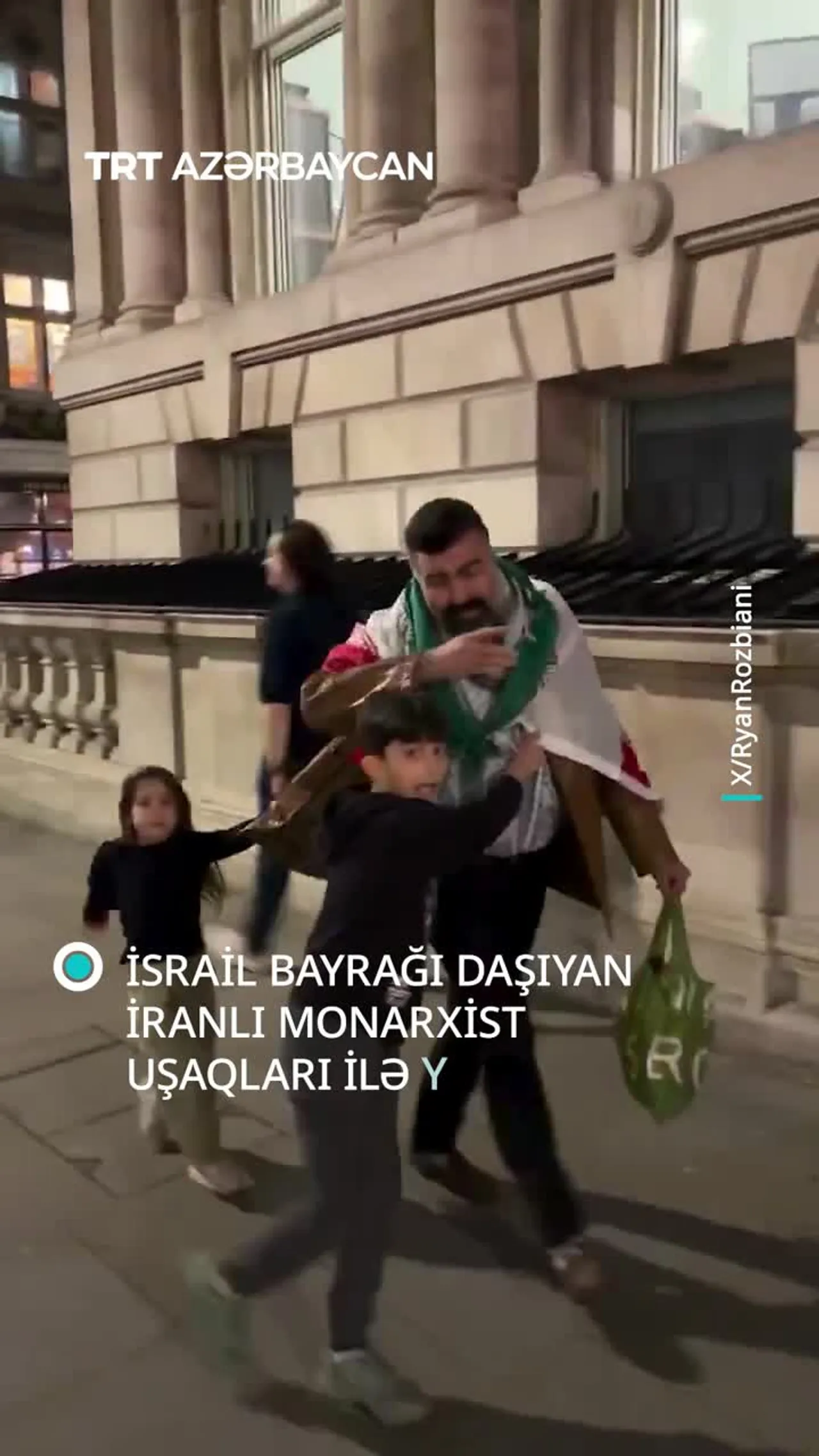 İsrail bayrağı daşıyan iranlı monarxist uşaqları ilə yoldan keçən şəxsə zorakılıq edib