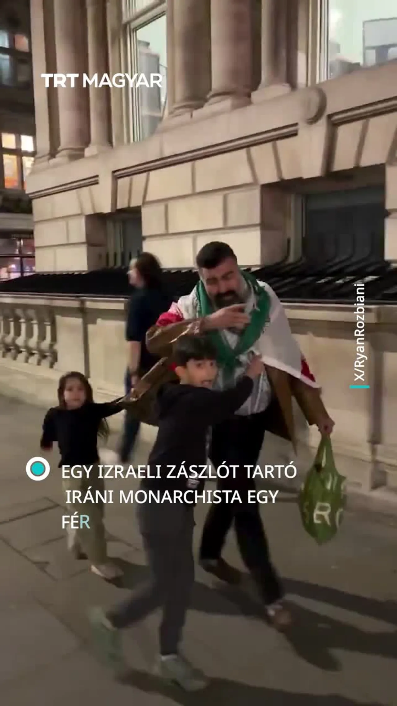 Egy izraeli zászlót tartó iráni monarchista egy férfit a gyerekei előtt zaklatott
