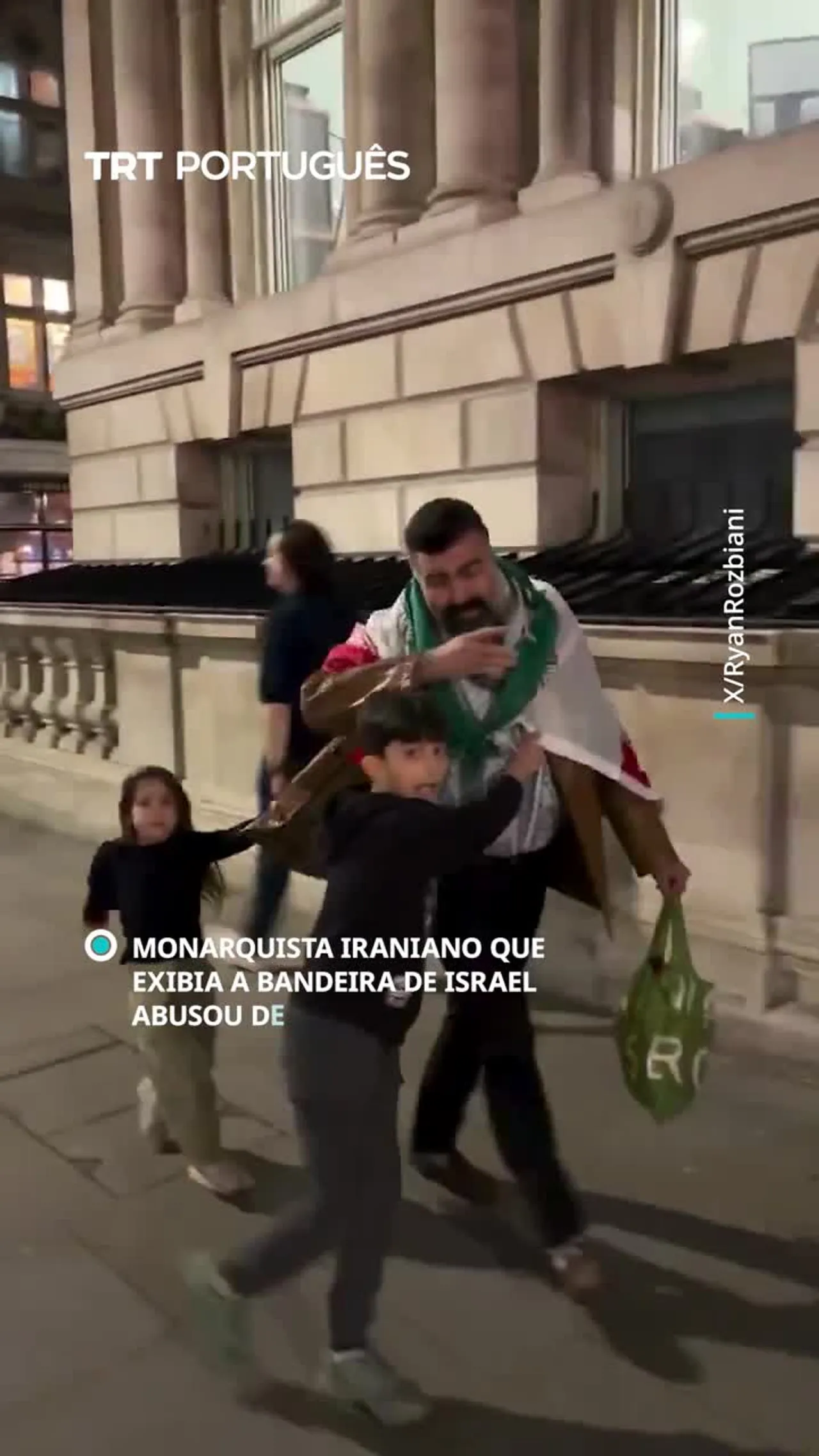 Monarquista iraniano que exibia a bandeira de Israel abusou de um pai na presença dos seus filhos