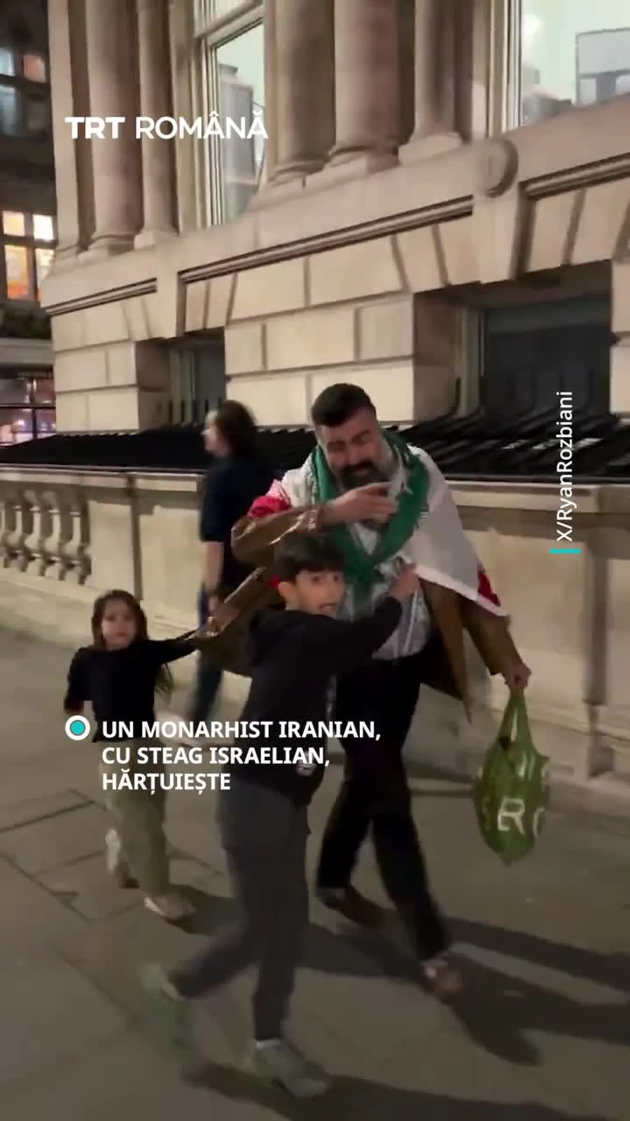 Un monarhist iranian, cu steag israelian, hărțuiește un tată însoțit de copiii săi