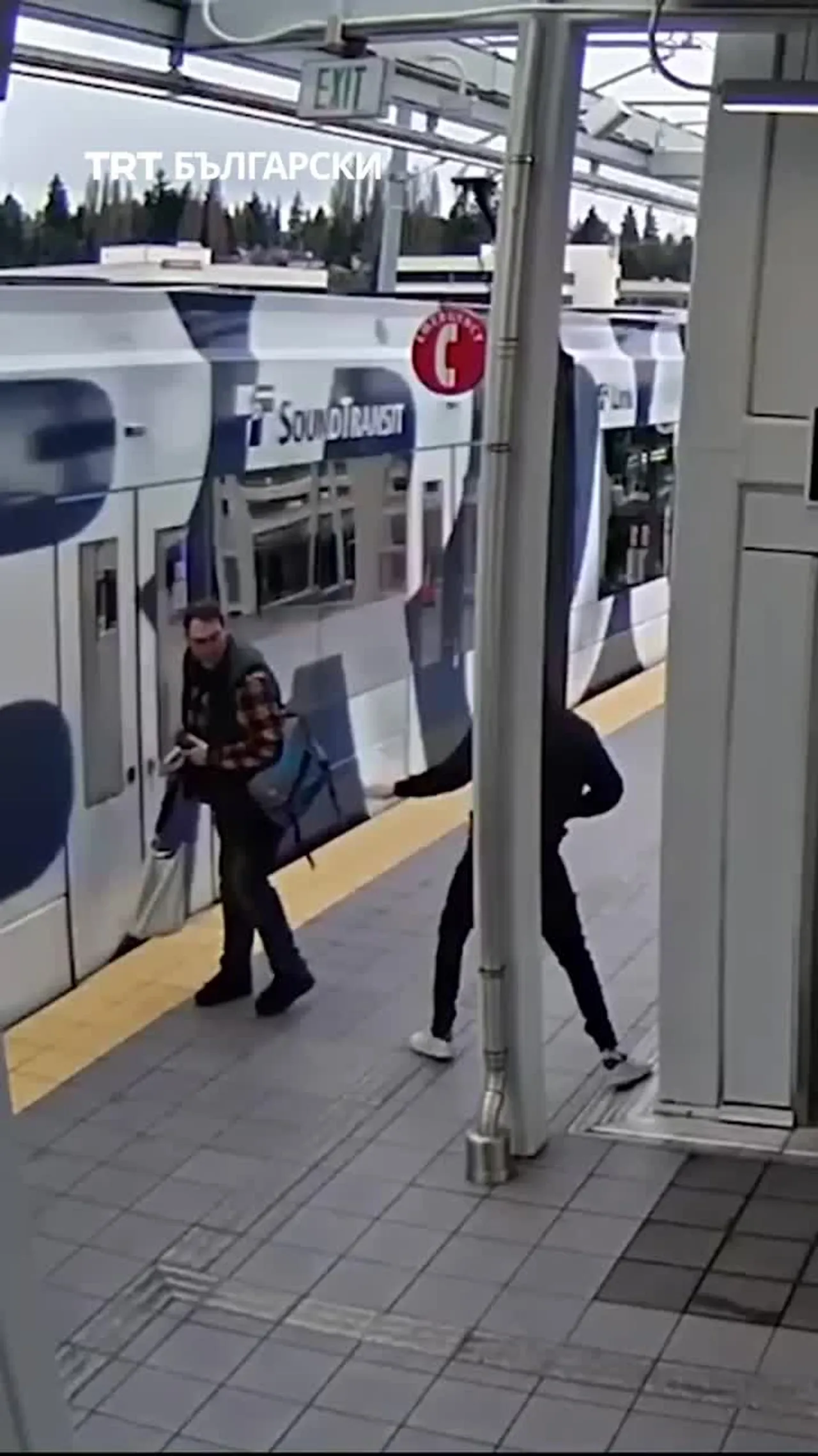 МЪЖ БУТНА НЕПОЗНАТ КЪМ ВЛАК В СИАТЪЛ