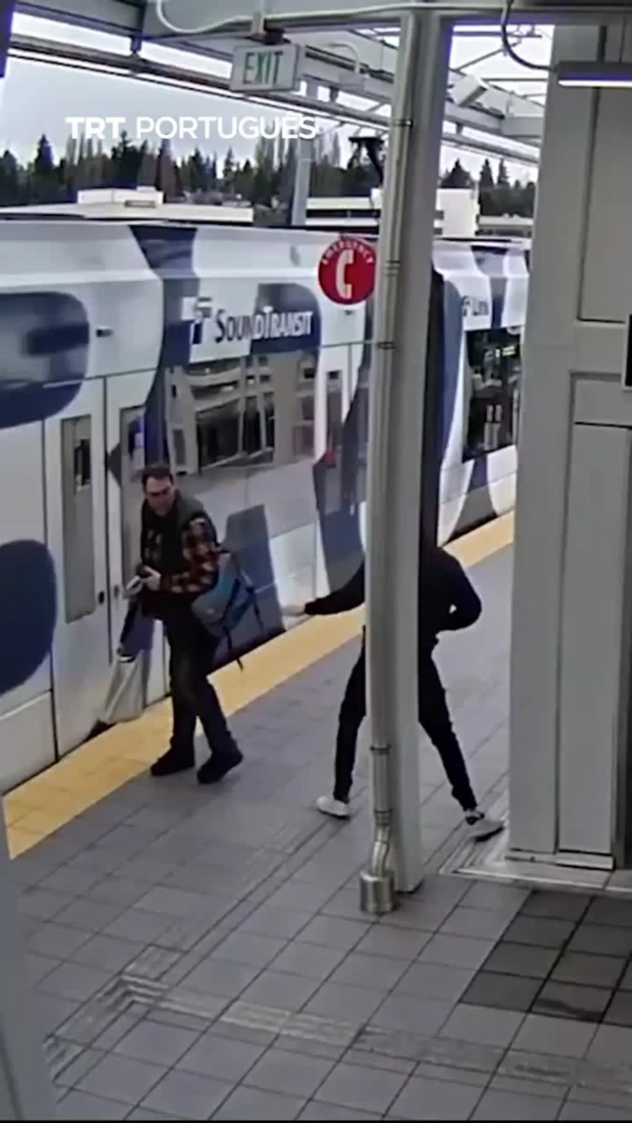 Um homem em Seattle empurra um desconhecido na direção de um comboio que se aproximava