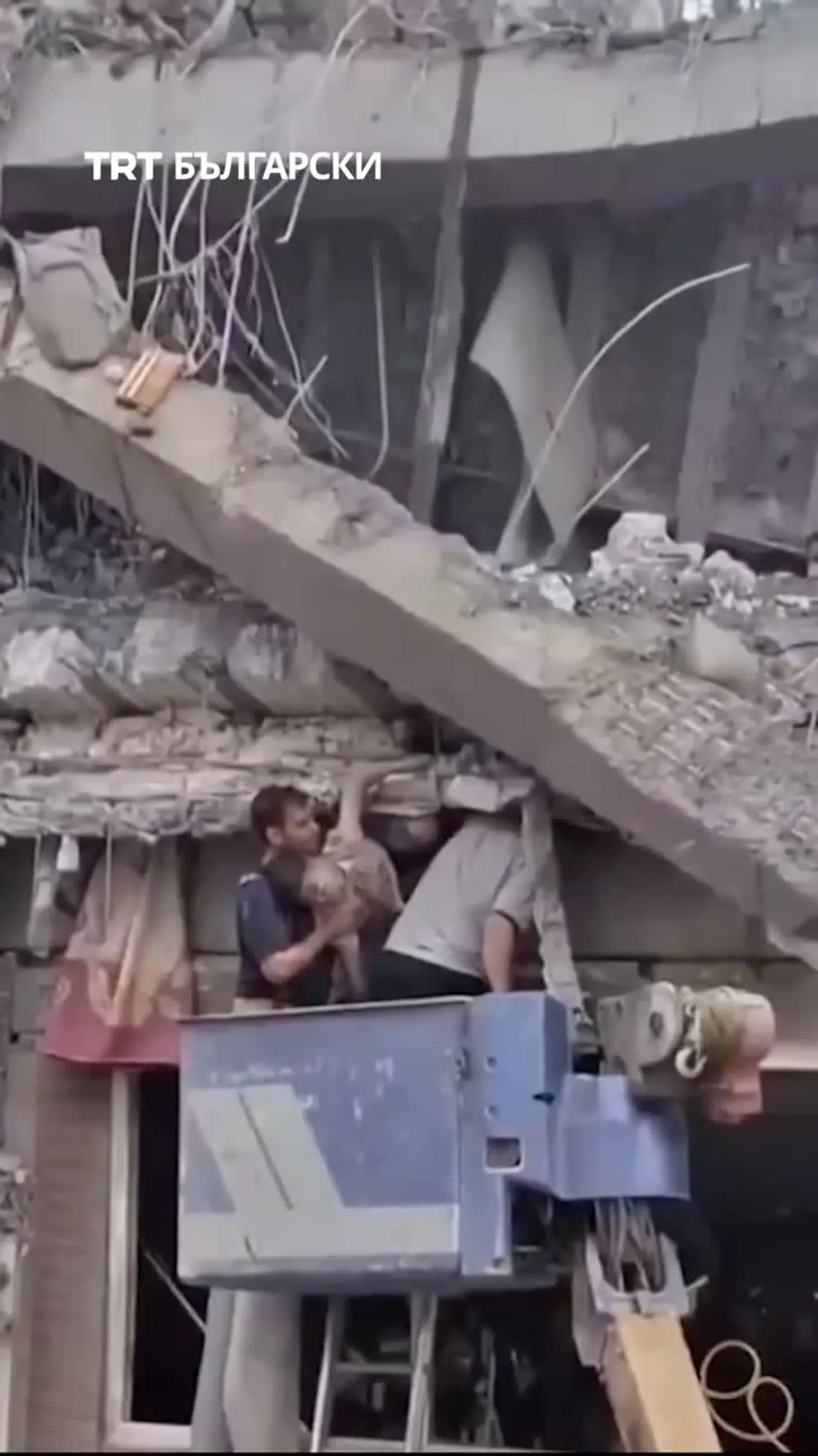 ИРАН: АФГАНСКО ДЕТЕ СПАСЕНО СЛЕД СМЪРТОНОСЕН ВЪЗДУШЕН УДАР В РЕЙ