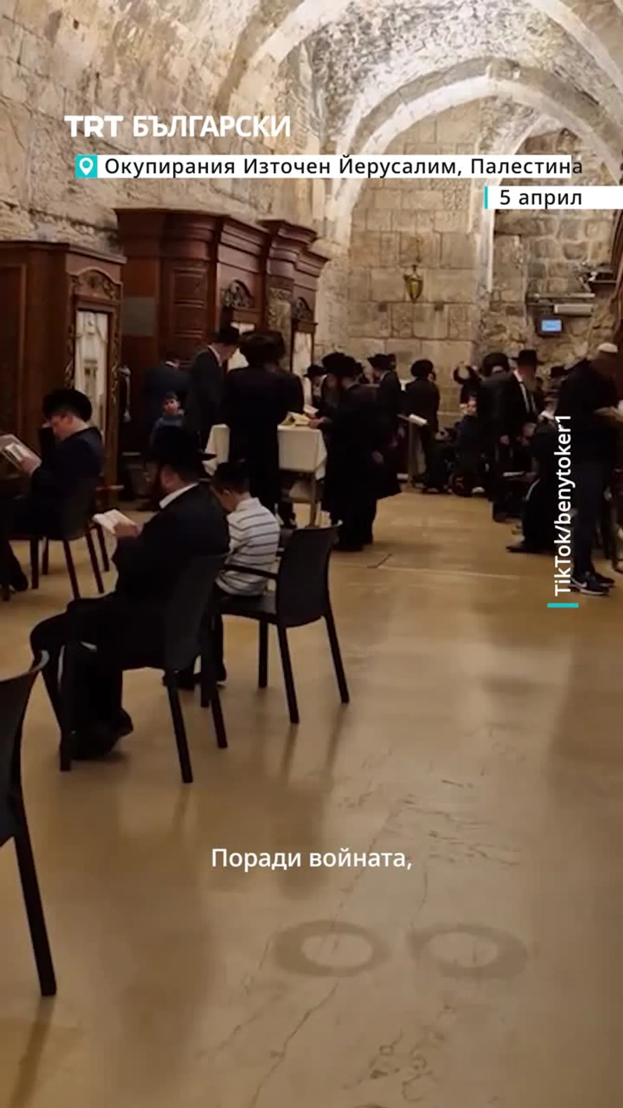 На евреите е позволено да се молят при Стената на плача, докато джамията Ал-Акса остава затворена