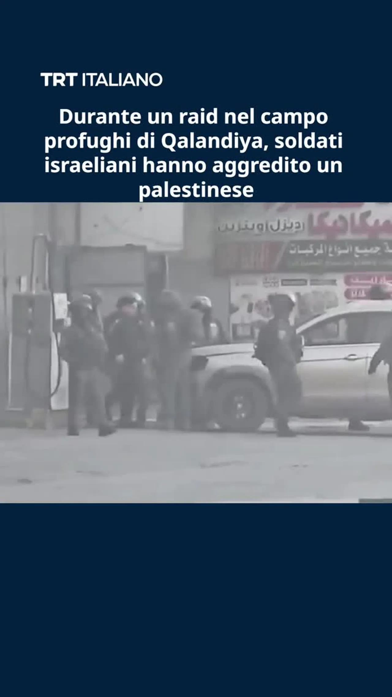Durante un raid nel campo profughi di Qalandiya, soldati israeliani hanno aggredito un palestinese