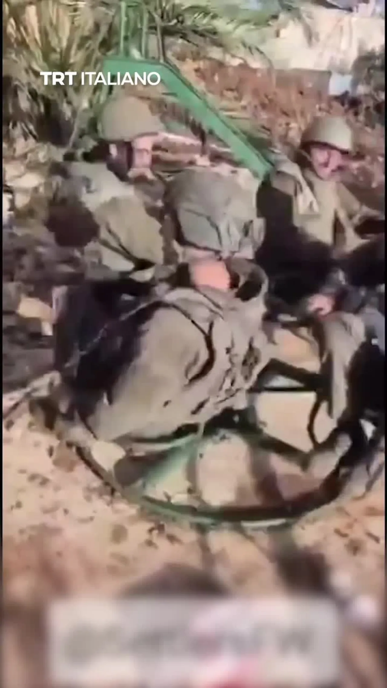 Soldati israeliani filmati mentre giocano in un parco giochi per bambini