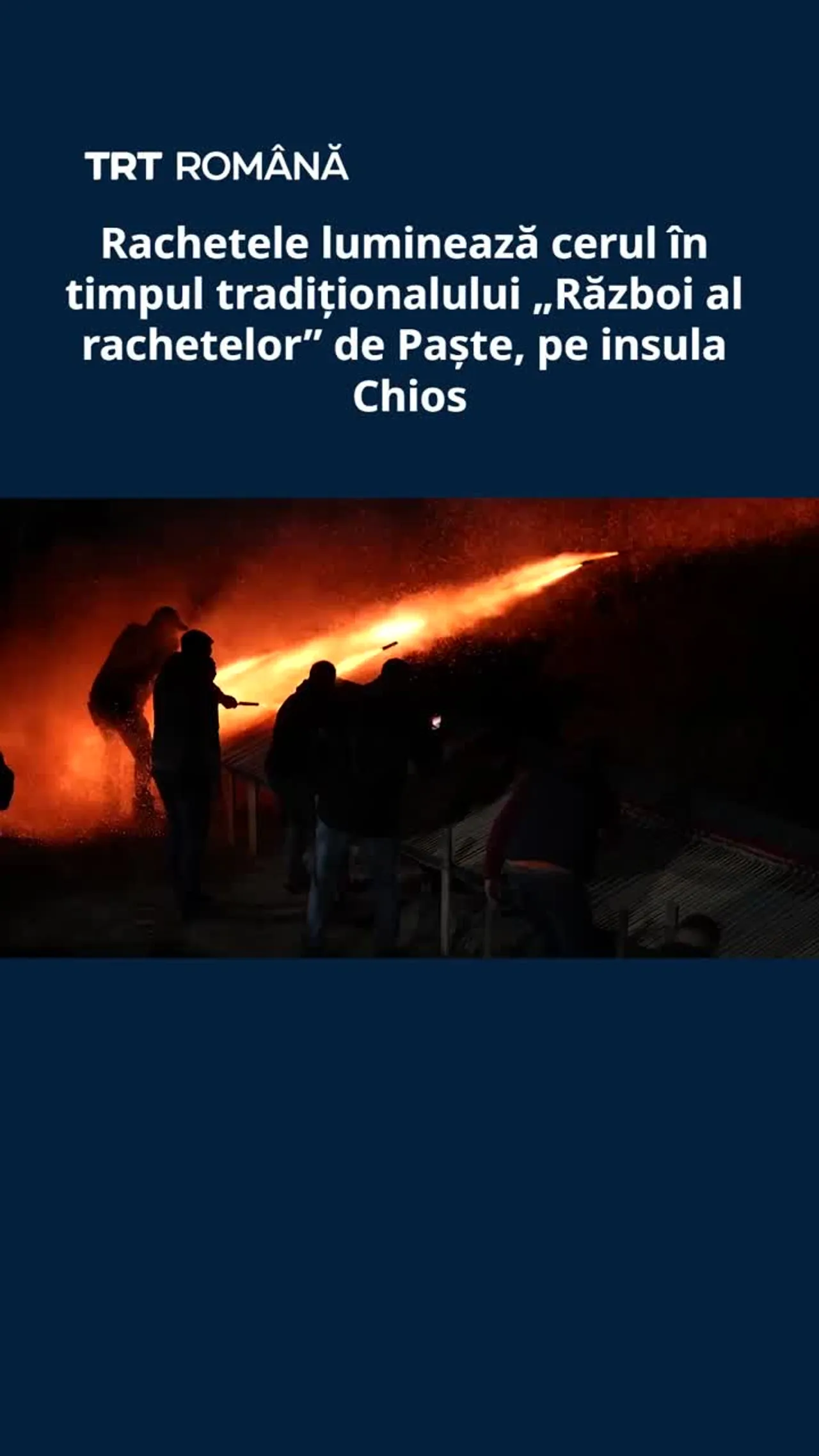 Rachetele luminează cerul în timpul tradiționalului „Război al rachetelor” de Paște, pe insula Chios