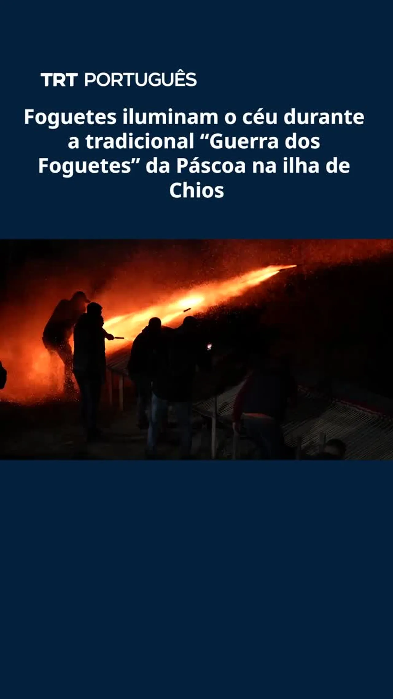 Foguetes iluminam o céu durante a tradicional “Guerra dos Foguetes” da Páscoa na ilha de Chios