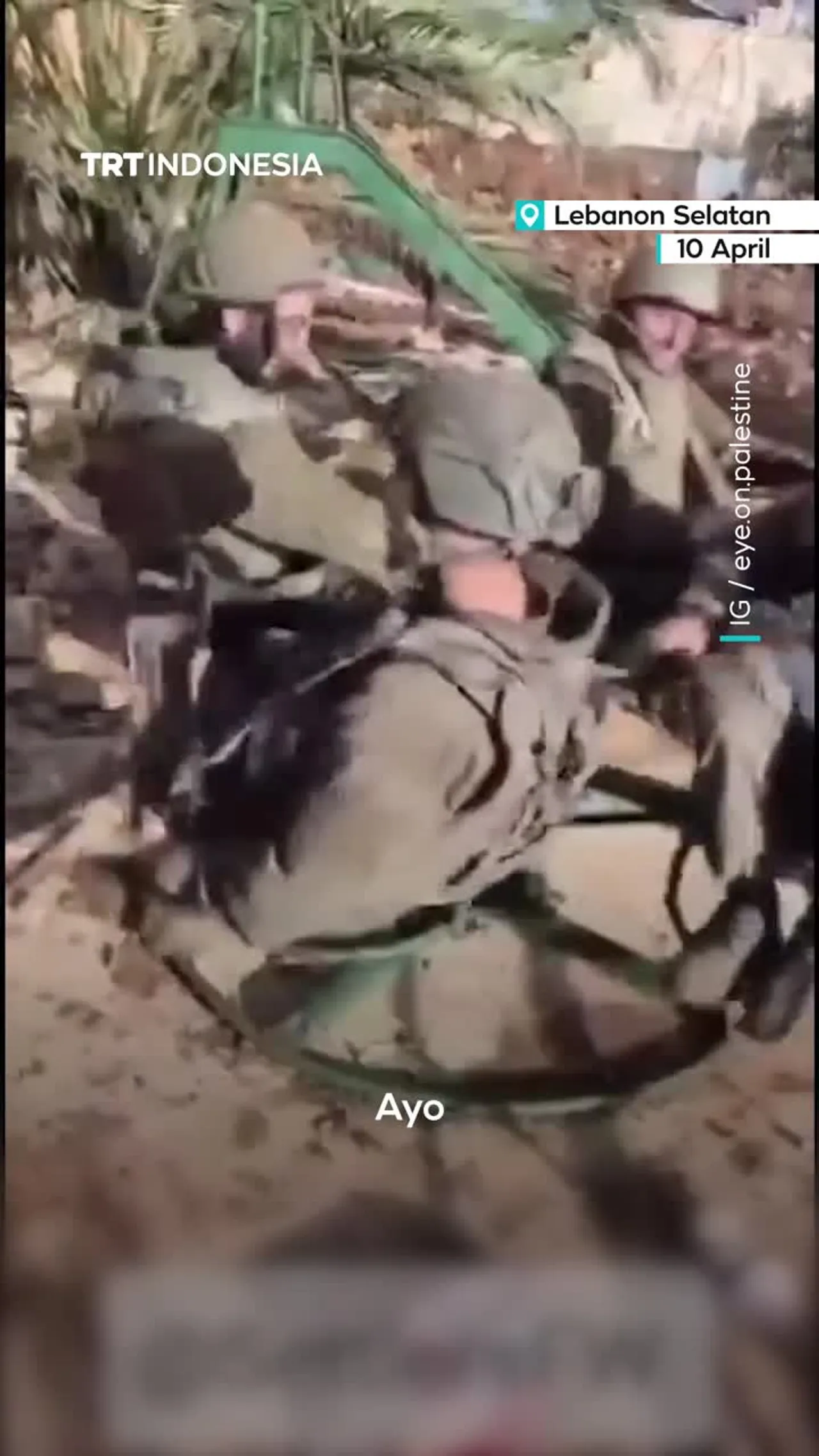 Tentara Israel bermain di taman anak-anak setelah menggusur penduduk