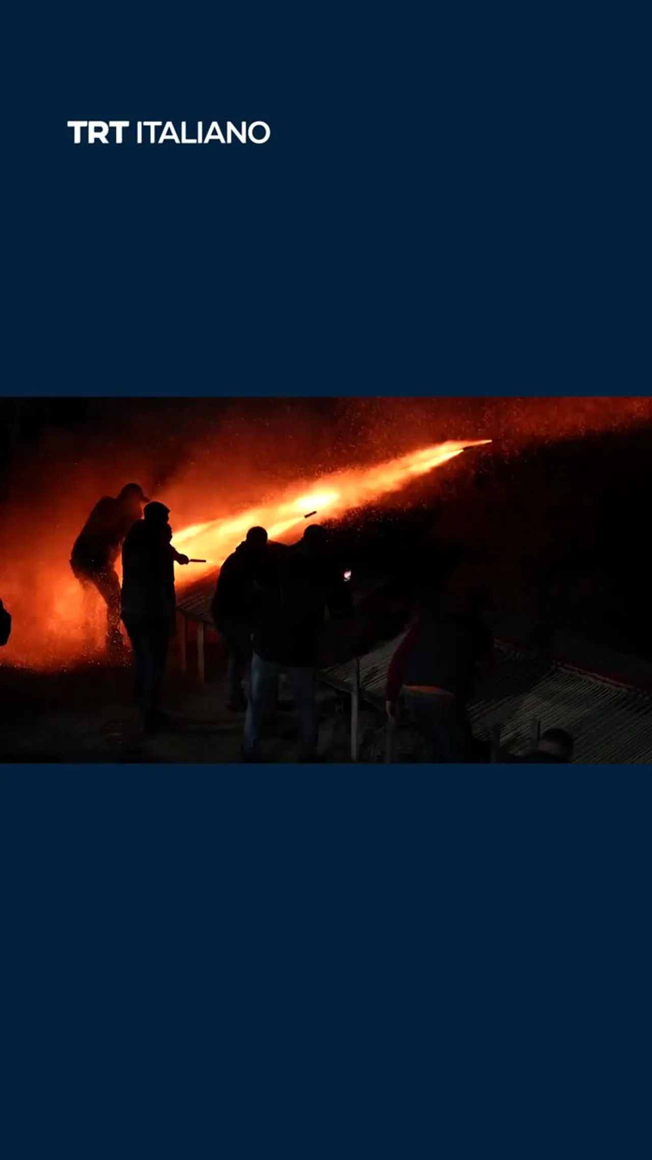 La "guerra dei razzi" di Pasqua illumina la notte di Chio