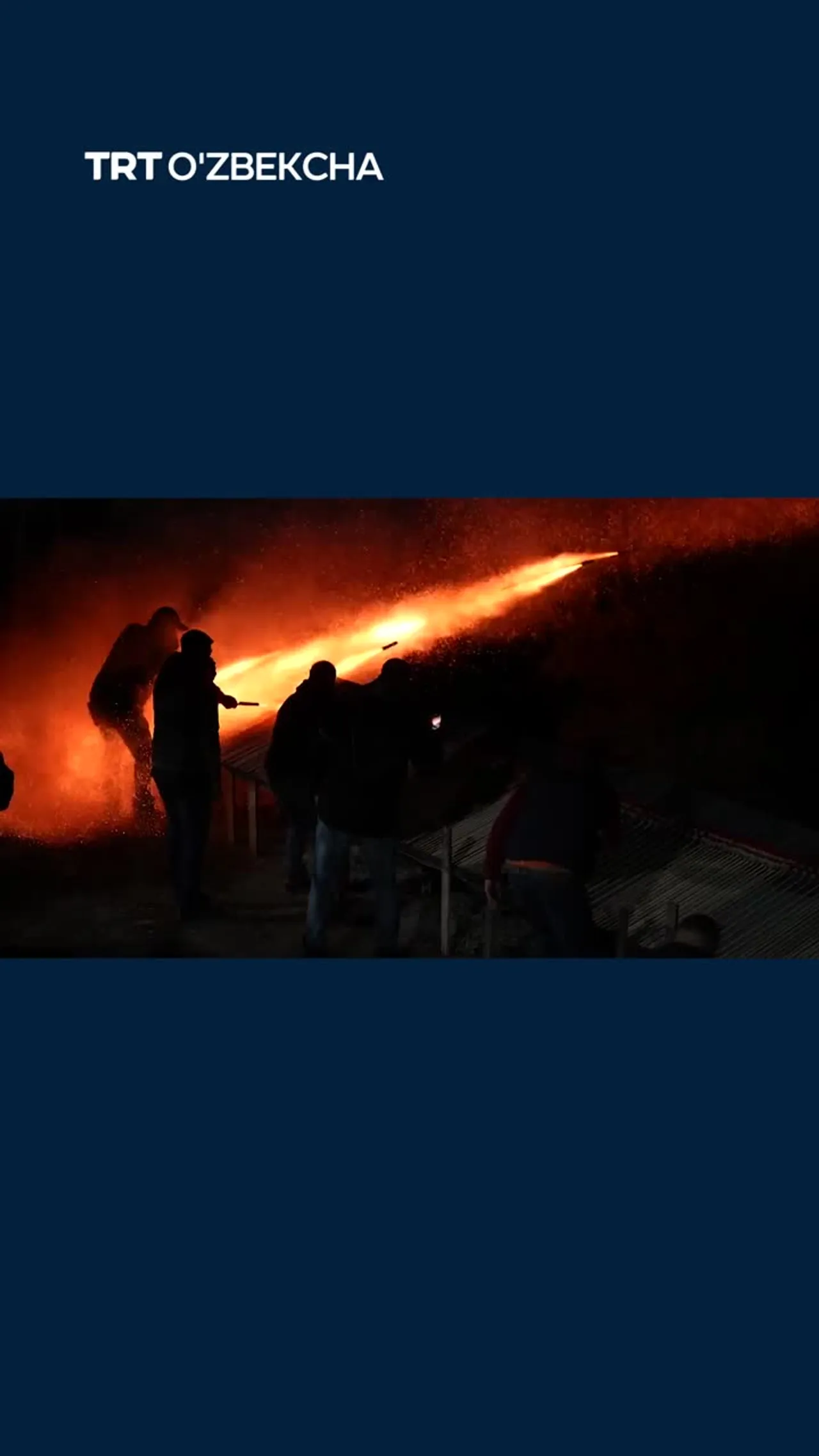 Xios orolidagi Pasxa kechasida raketalar osmonni yoritmoqda