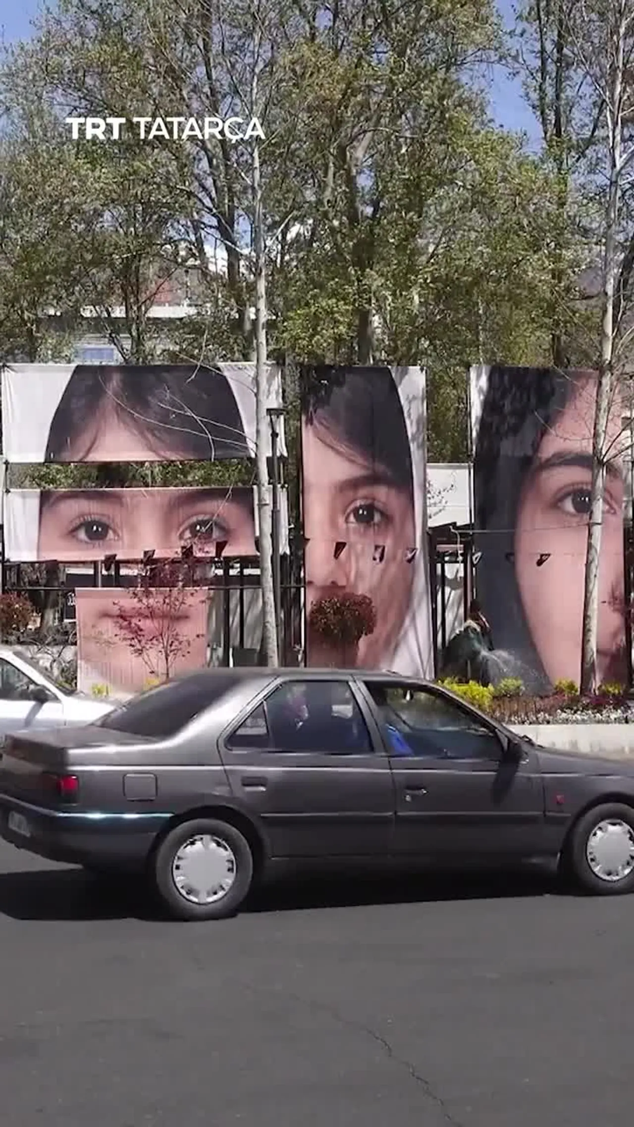 AQŞ höcümendä hälaq bulğan uquçı qız balalarnıñ fotoräsemnäre Tährandağı kürgäzmädä kürsätelde