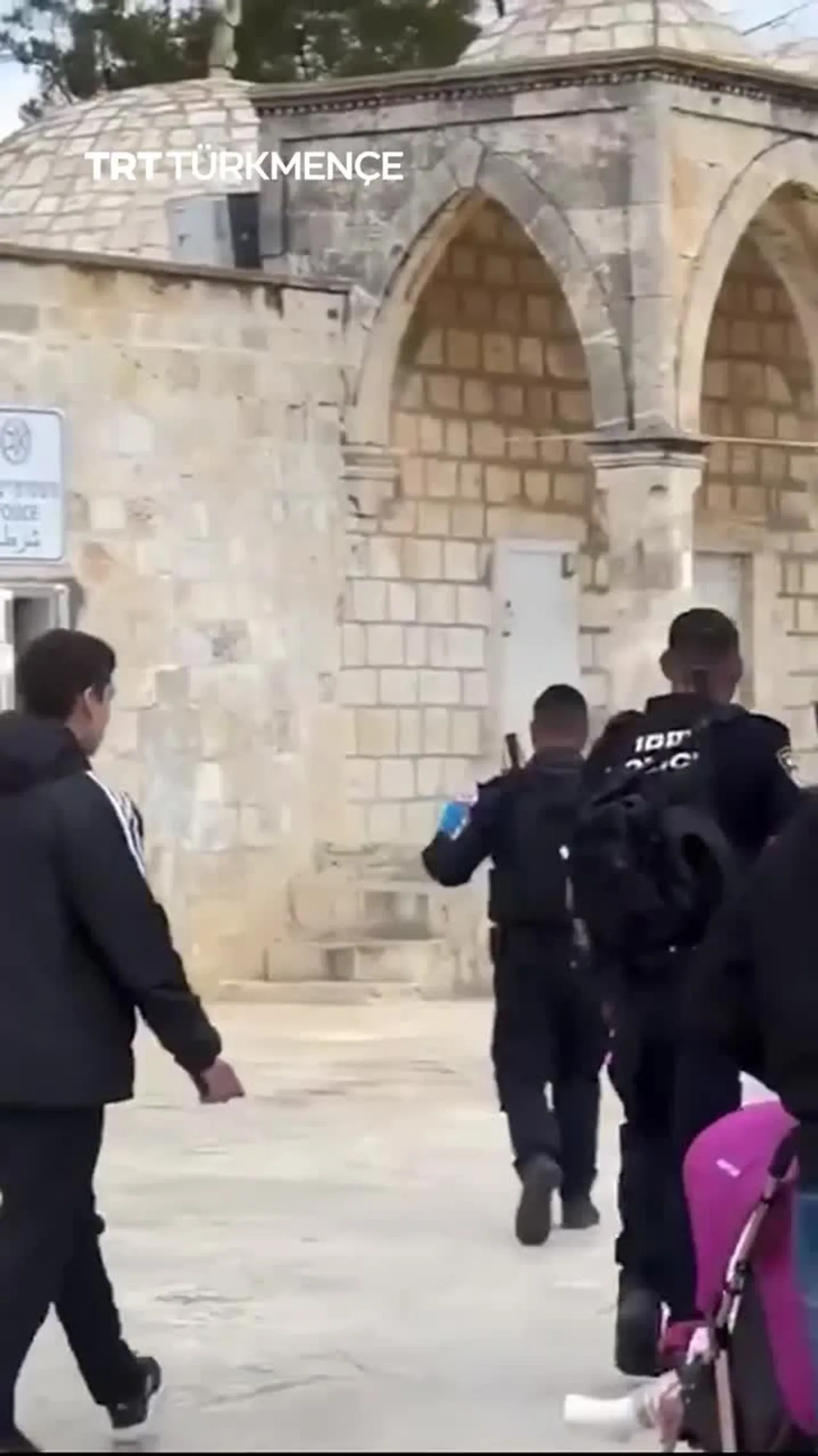 YSRAÝYLLY ESGERLER AKSA METJIDINIŇ HOWLUSYNDA OÝNAÝAN PALESTINLI ÇAGALARYŇ TOPLARYNY ÝARDY