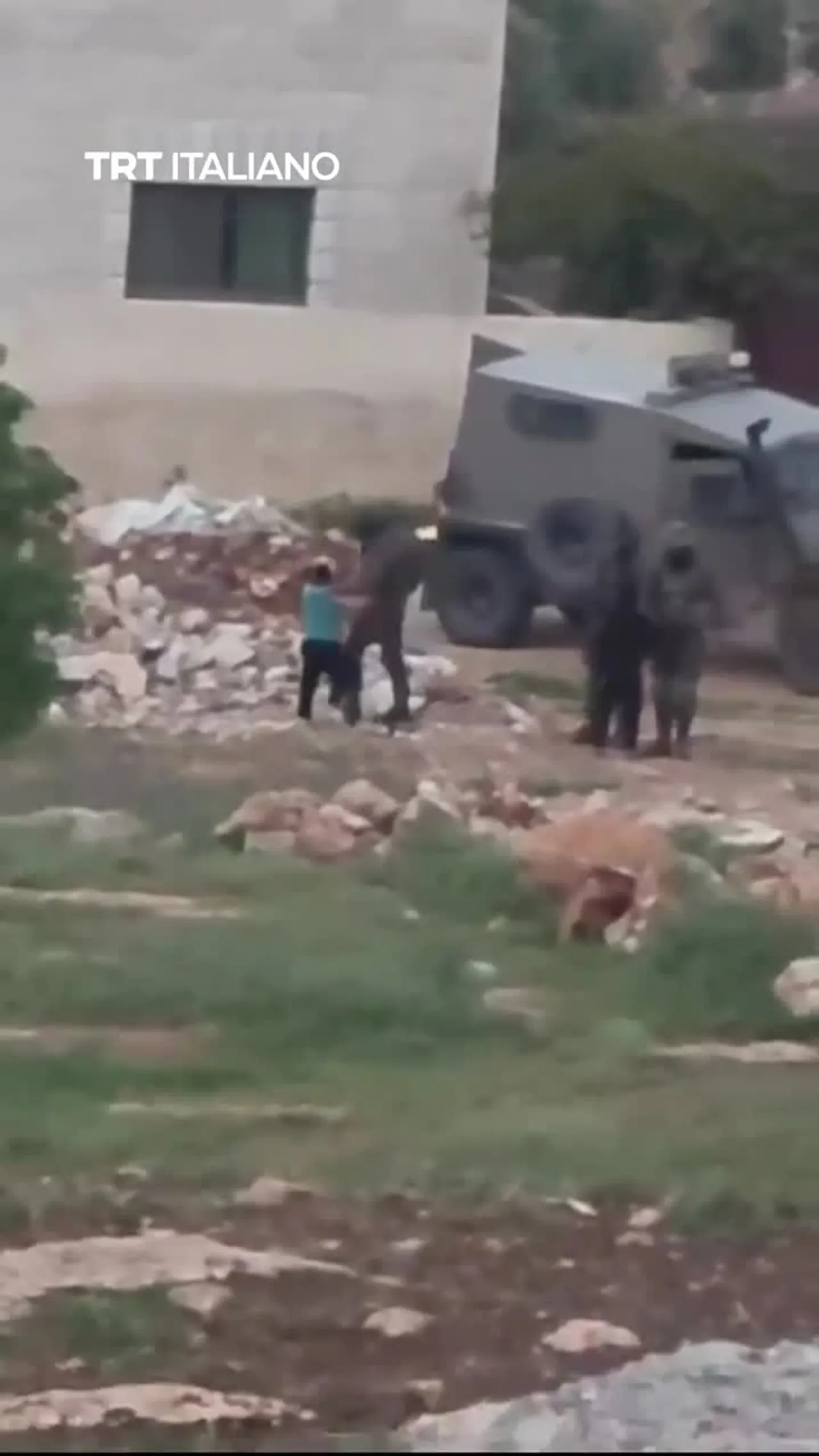 Soldati israeliani attaccano due bambini palestinesi in un villaggio della Cisgiordania occupata