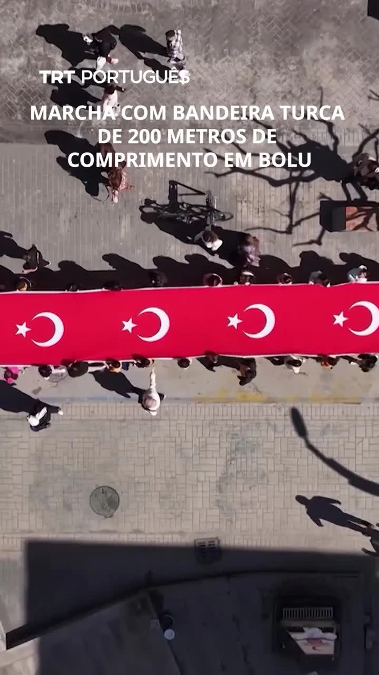 Marcha com bandeira turca de 200 metros de comprimento em Bolu