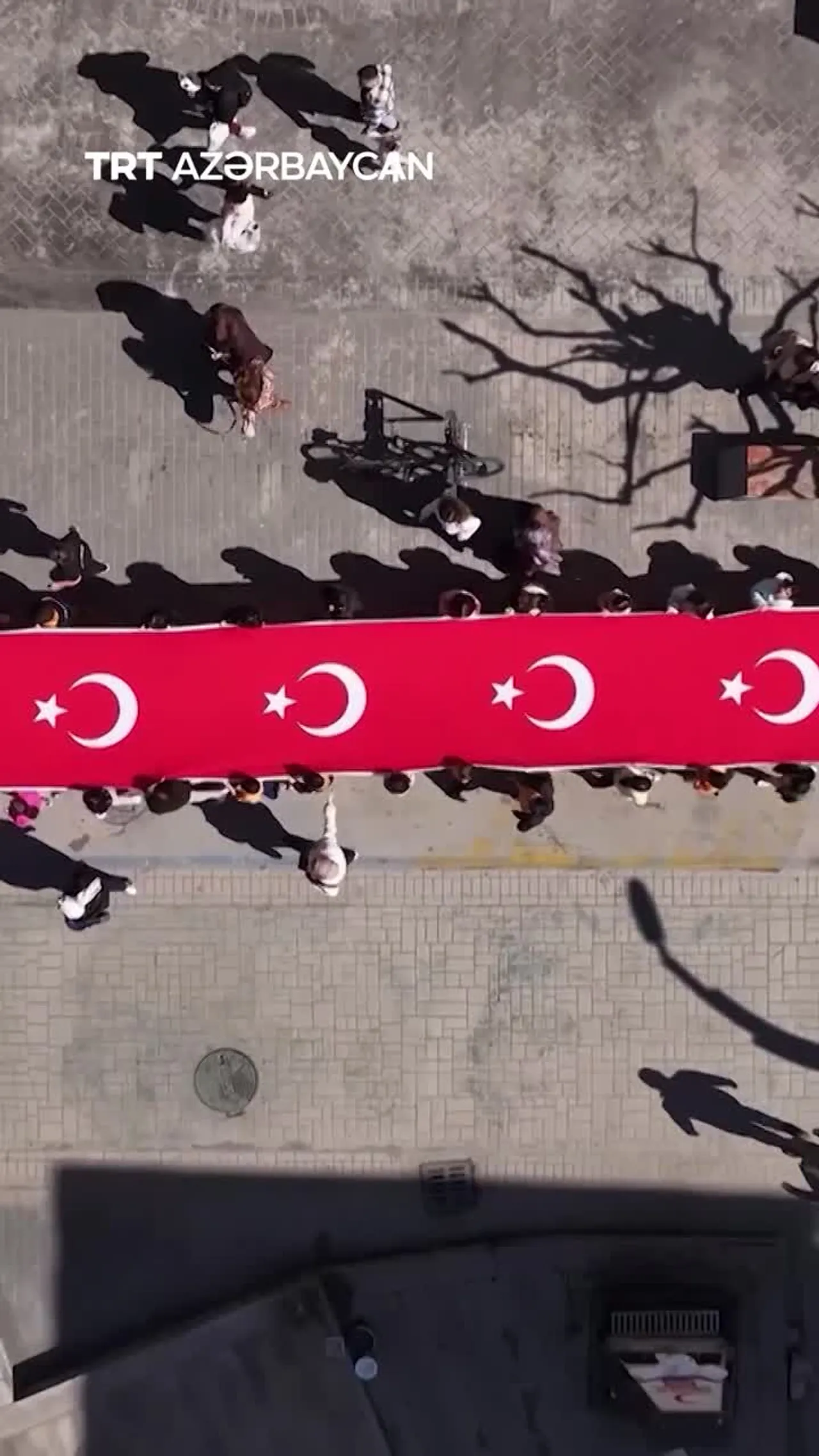 Şagirdlər 200 metr uzunluğunda Türkiyə bayrağı ilə yürüş keçiriblər