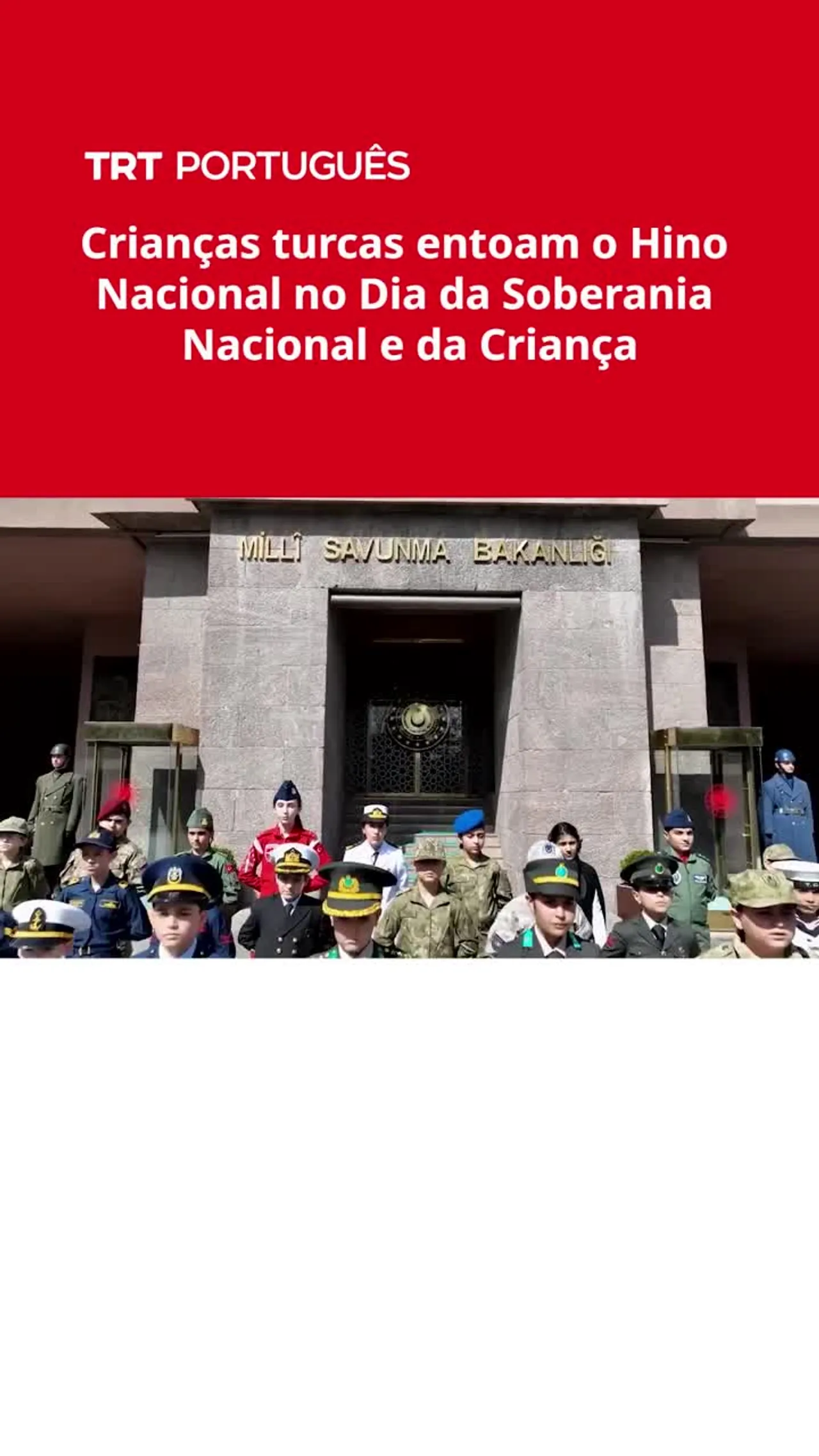 Crianças turcas entoam o Hino Nacional no Dia da Soberania Nacional e da Criança