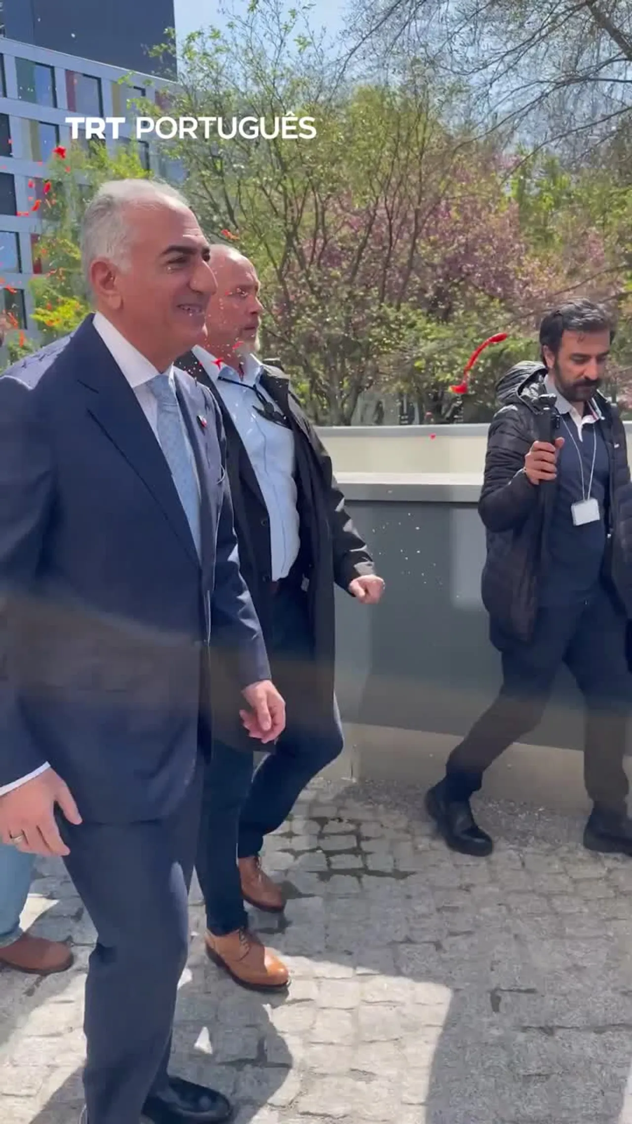 Reza Pahlavi foi alvo de ataque com tinta no Centro de Conferências de Imprensa Federal em Berlim