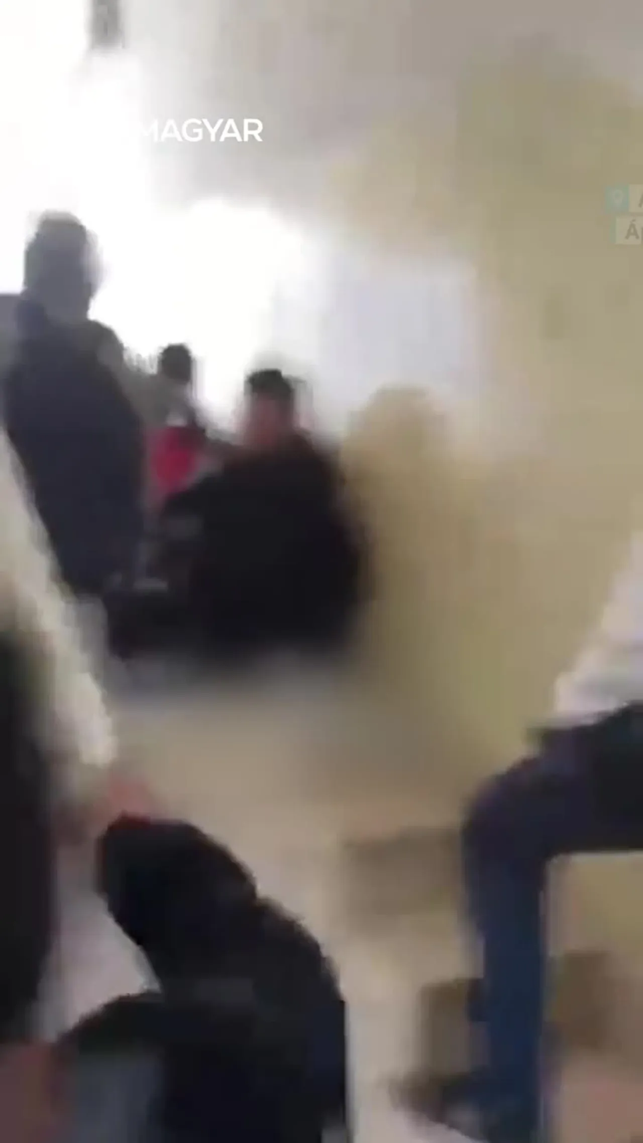 Új videó: illegális izraeli telepesek razziáznak egy palesztin iskolában