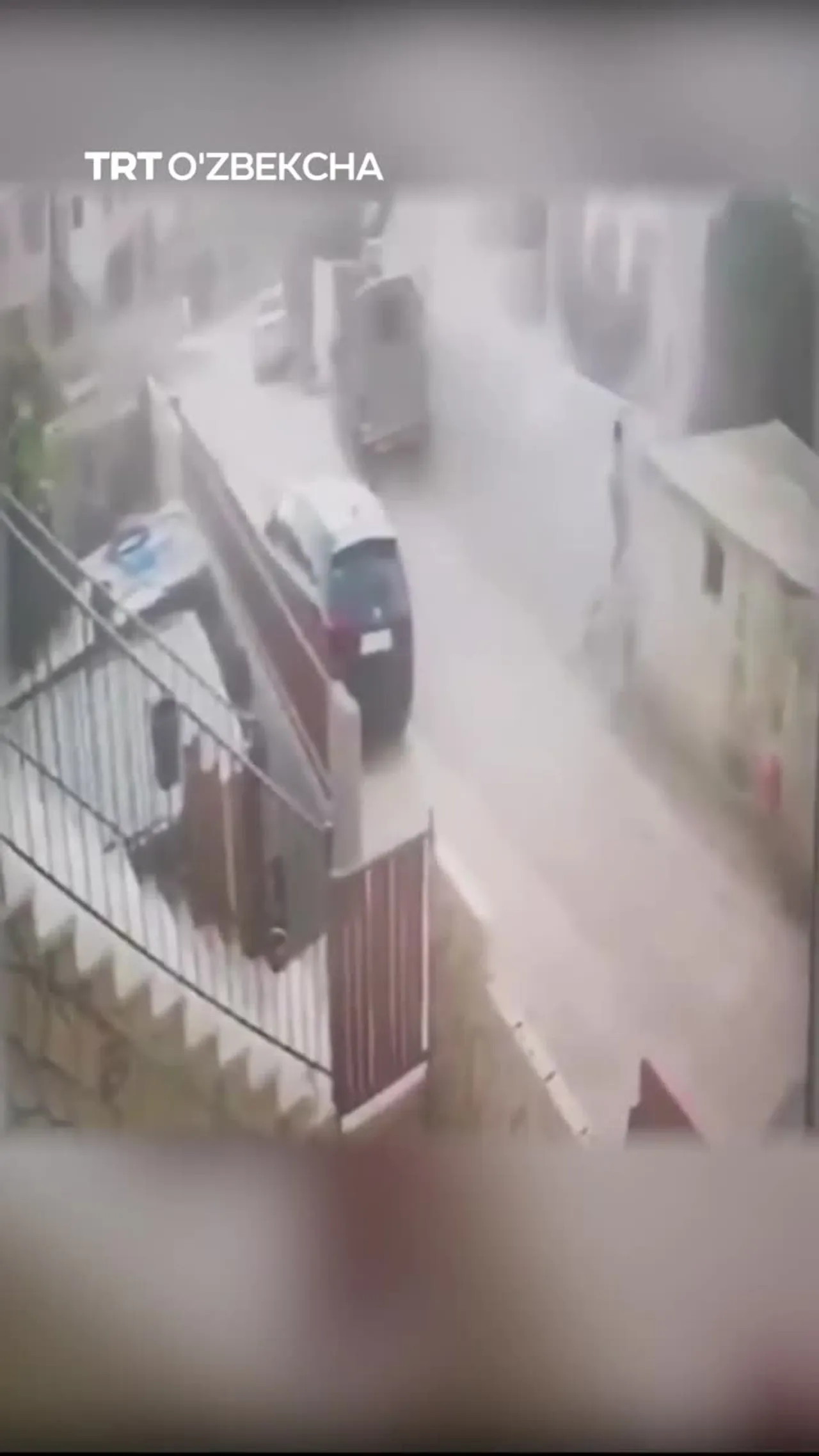 Falastinlik bir yigit Isroil mashinasi ostida qolishdan arang qutilib qoldi