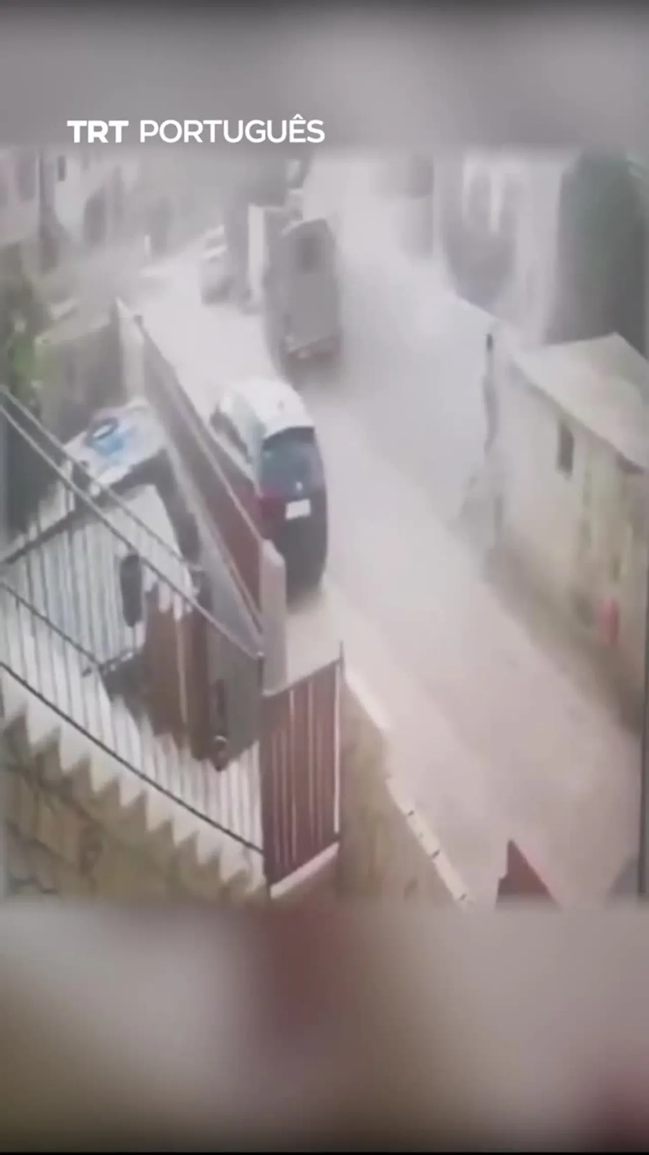 Homem palestiniano escapou por pouco de ser atropelado por um veículo militar israelita