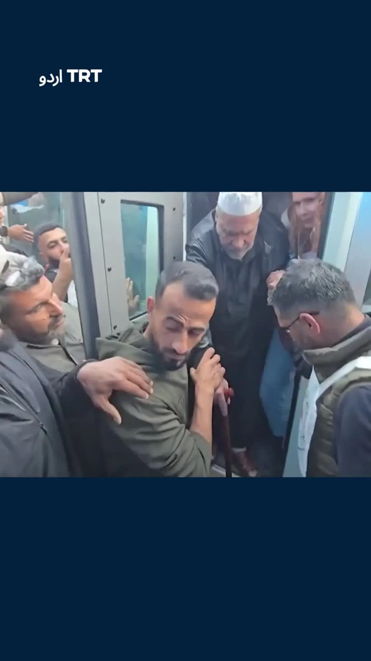 اسرائیل نے 15 فلسطینی قیدیوں کو رہا کر دیا ہے جن کے جسموں پر بھوک اور تشدد کے نشانات واضح ہیں