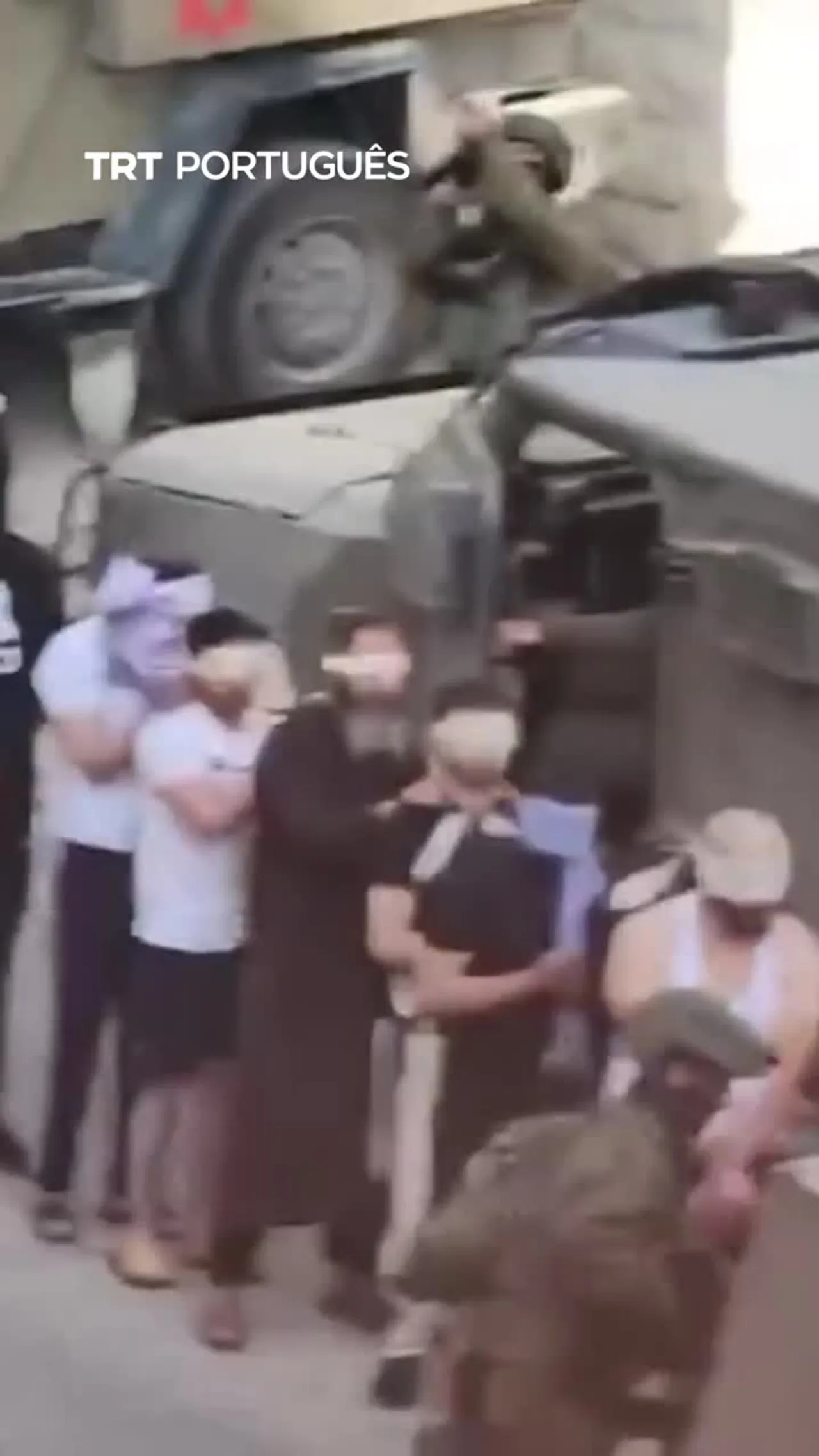 Palestinianos detidos com os olhos vendados durante uma incursão israelita em grande escala