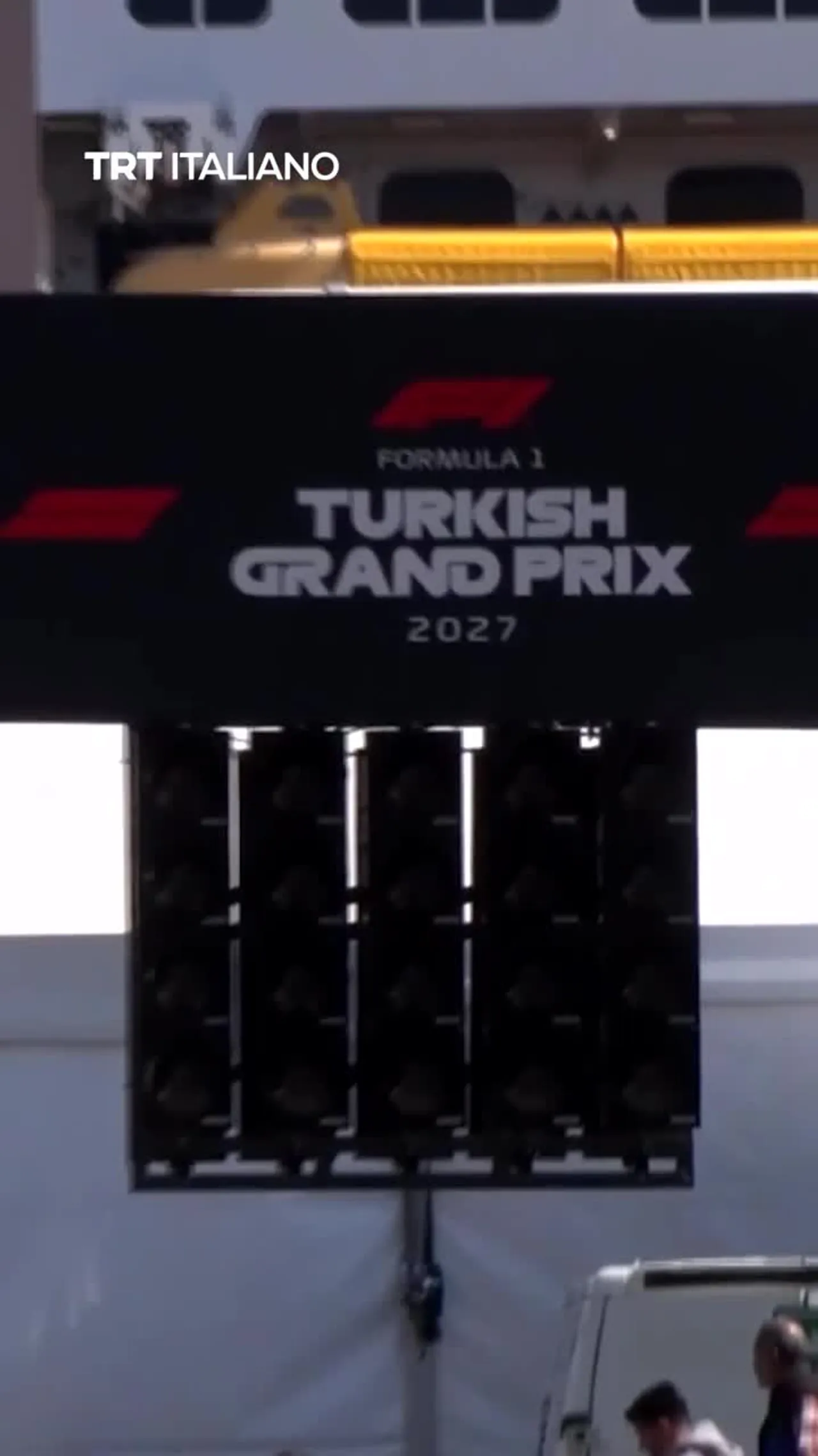 Un gatto randagio di Istanbul si è intrufolato nelle riprese promozionali della F1