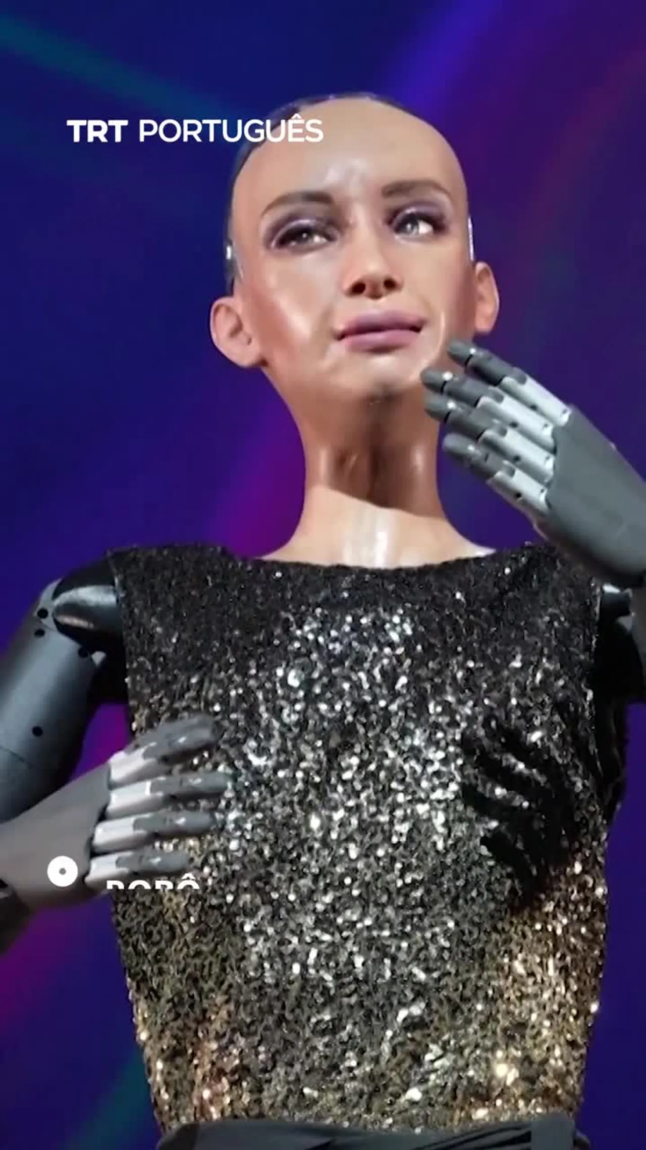 Robô chamada sophia canta ao vivo acompanhada por uma orquestra num concerto dedicado à IA