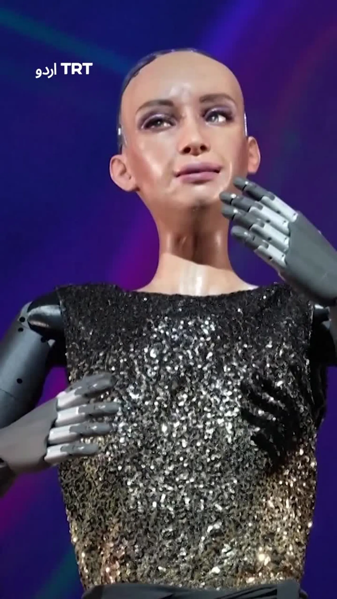 ایک محفلِ موسیقی میں 'صوفیہ' نامی روبوٹ نے براہِ راست سازینے کے ساتھ مل کر گانا گایا