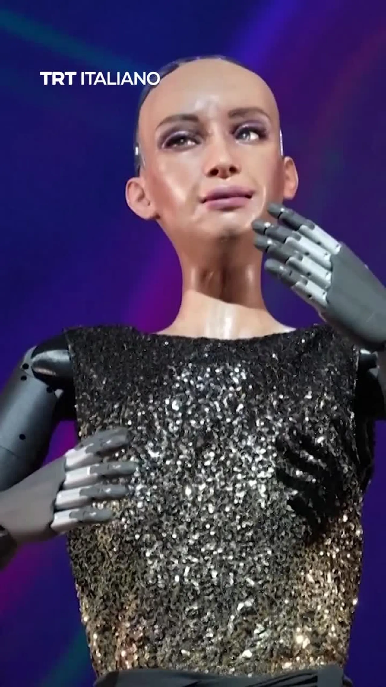 Il robot Sophia canta dal vivo, accompagnato da un'orchestra