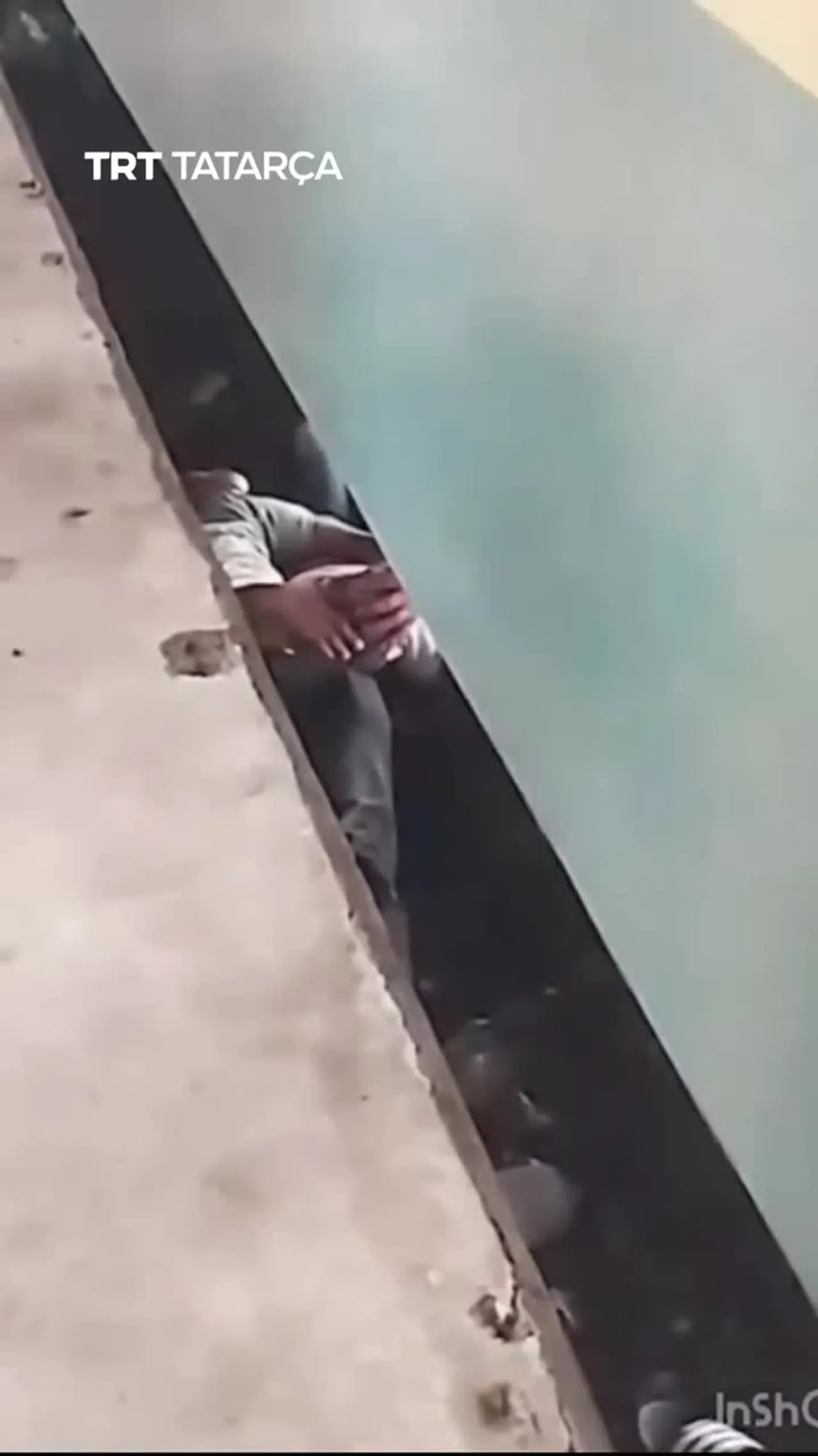 Platformadan yığılıp töşkän balasın ätise poyezd astında saqladı