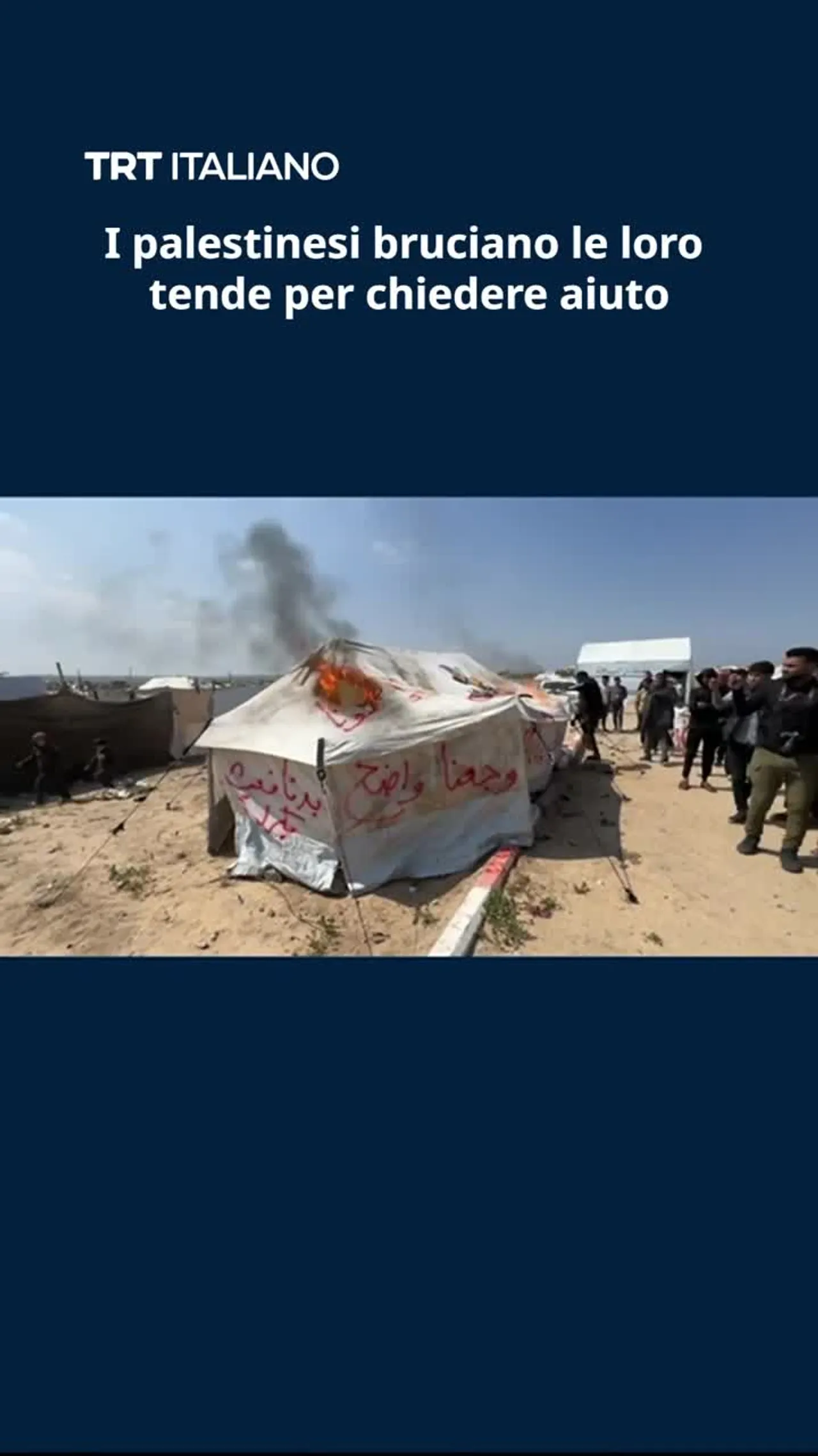 I palestinesi bruciano le loro tende per chiedere aiuto