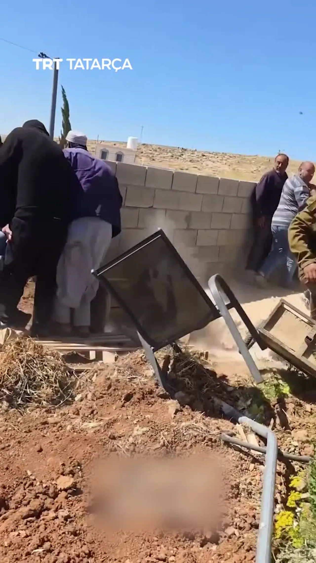 İzrail köçläre fälästinle ber ğailäne mäcbüri öylärennän çığarıp, annarı yortnı cimerde