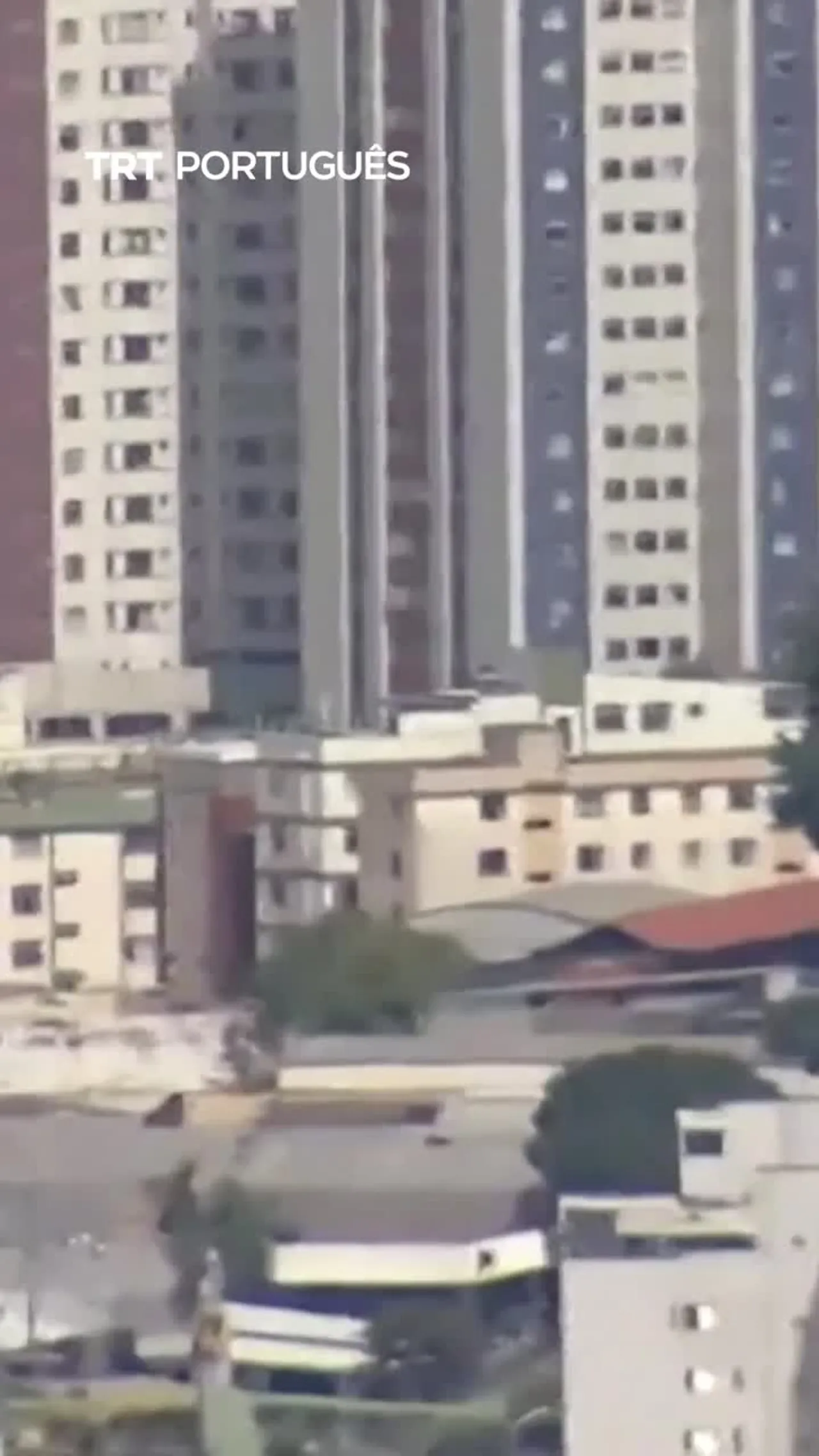 Avião com quatro pessoas a bordo cai sobre edifício no sudeste do Brasil
