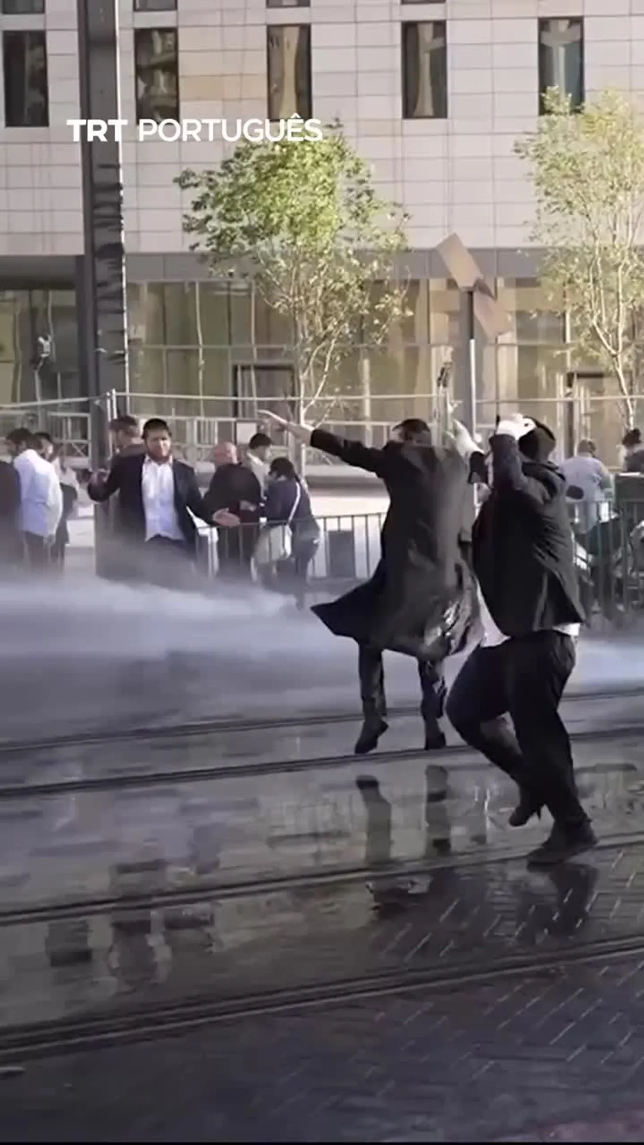 Polícia israelita dispersa protesto Haredi com canhões de água