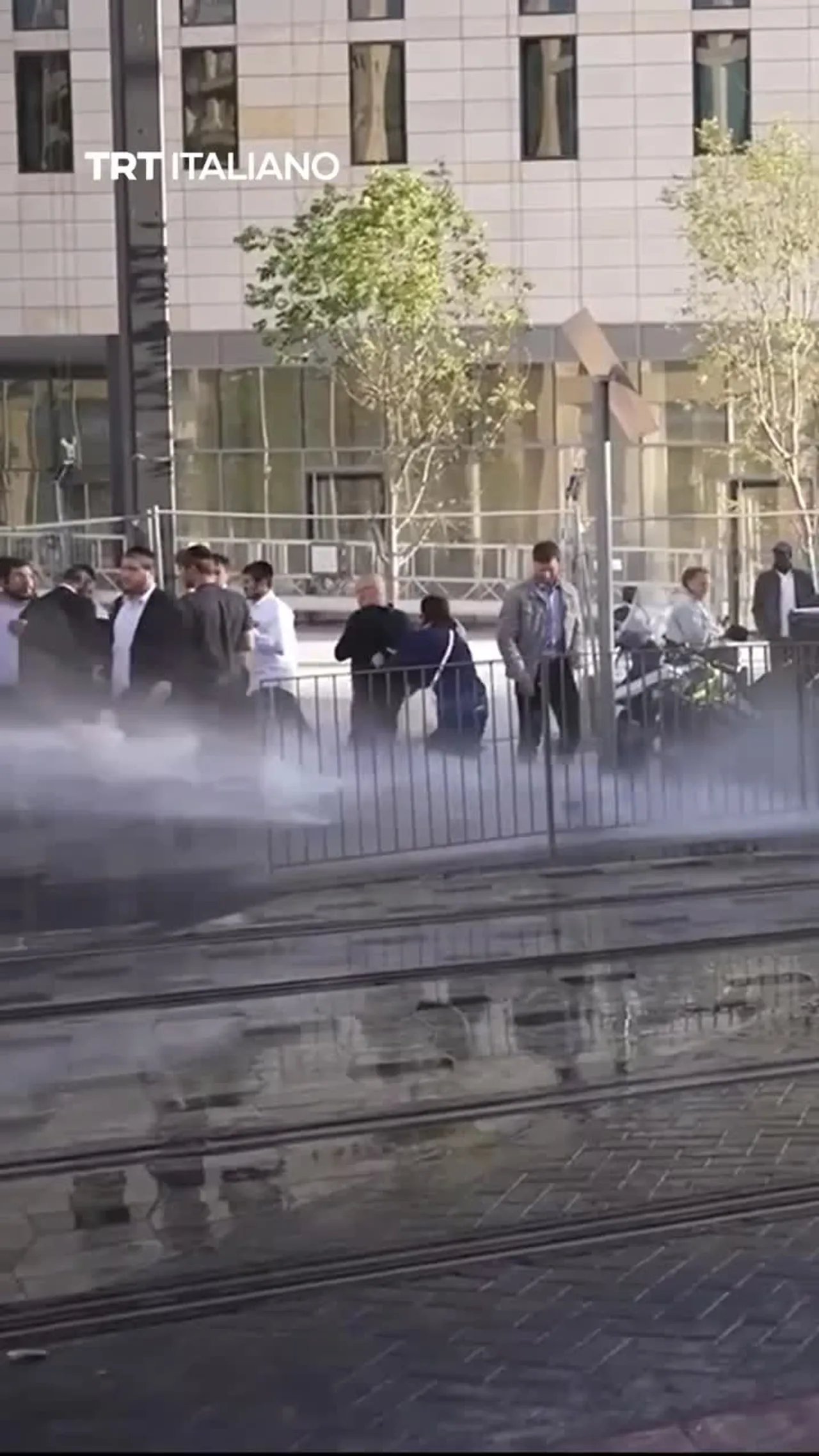 La polizia israeliana utilizza idranti per disperdere i manifestanti haredim