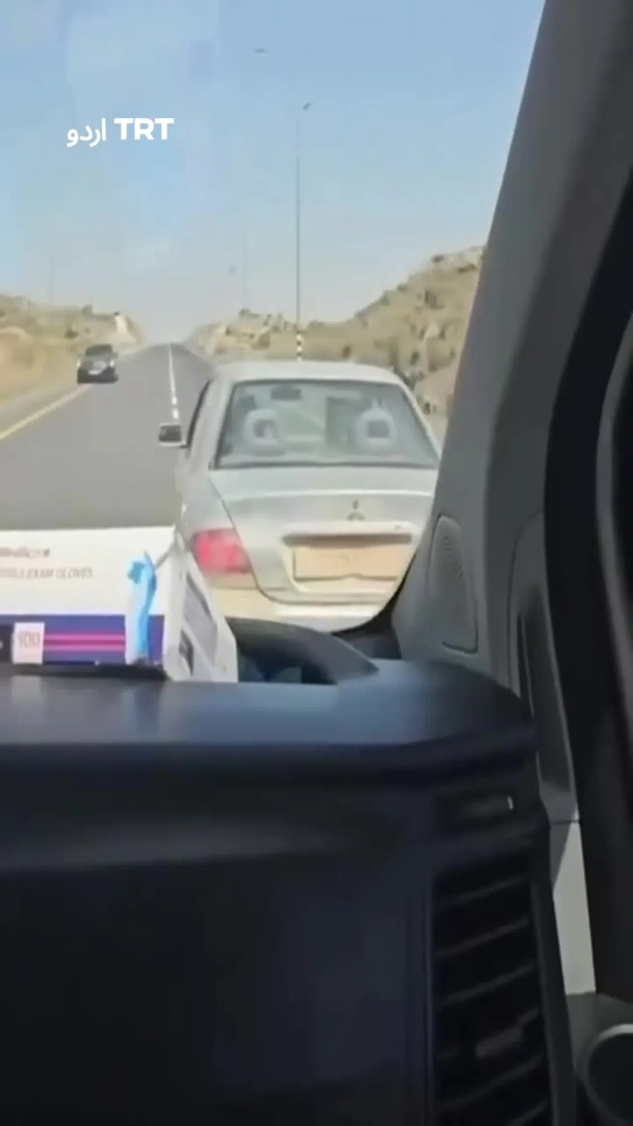 ایک اسرائیلی آباد کار نے ایک شدید بیمار مریض کو لے جانے والی فلسطینی ایمبولینس کو روک دیا