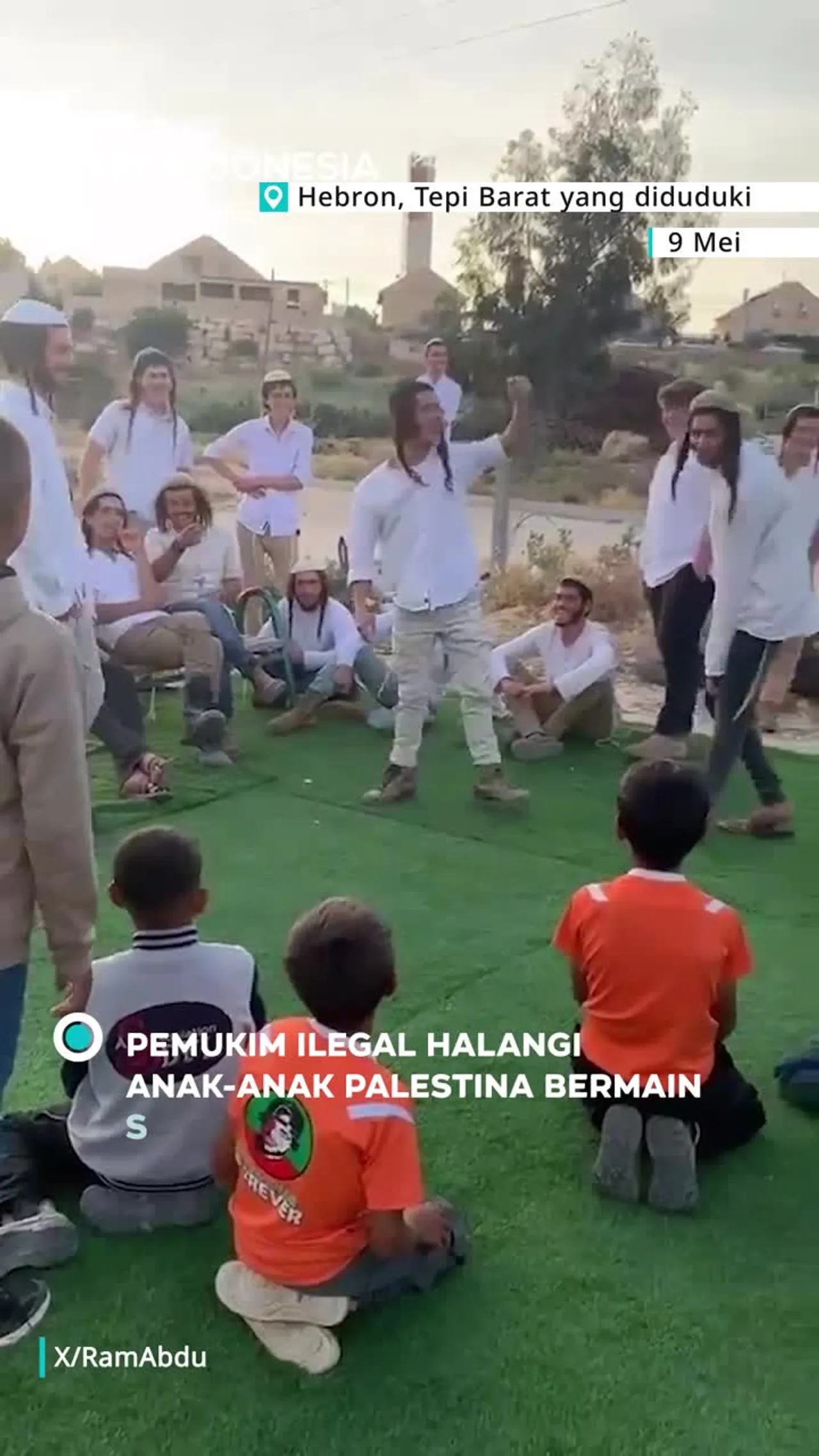 Pemukim ilegal Israel menghalangi anak-anak Palestina bermain sepak bola