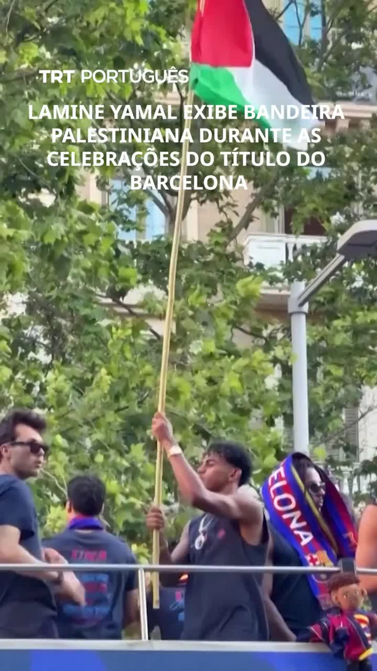 Lamine Yamal exibe bandeira palestiniana durante as celebrações do título do Barcelona