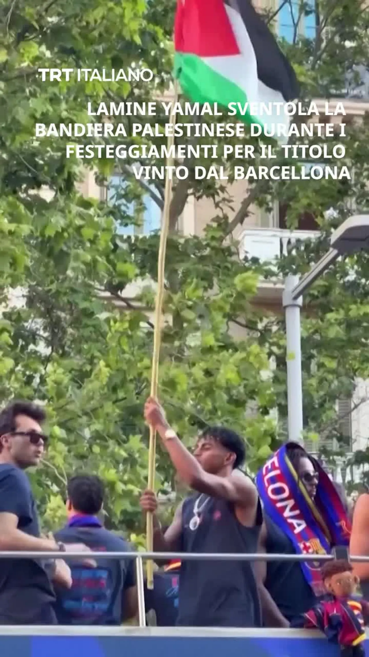 Lamine Yamal sventola la bandiera palestinese durante i festeggiamenti per il titolo