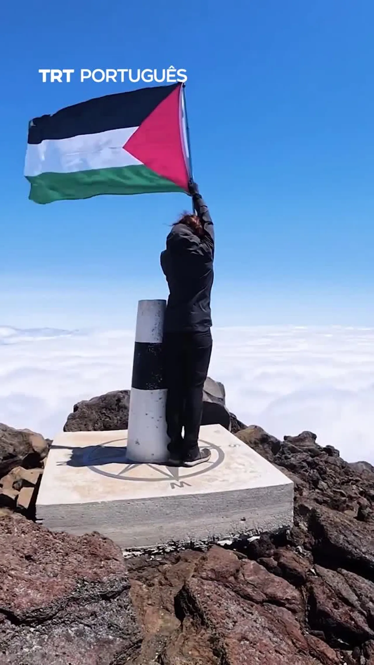 Activistas portugueses erguem a bandeira da Palestina na Montanha do Pico