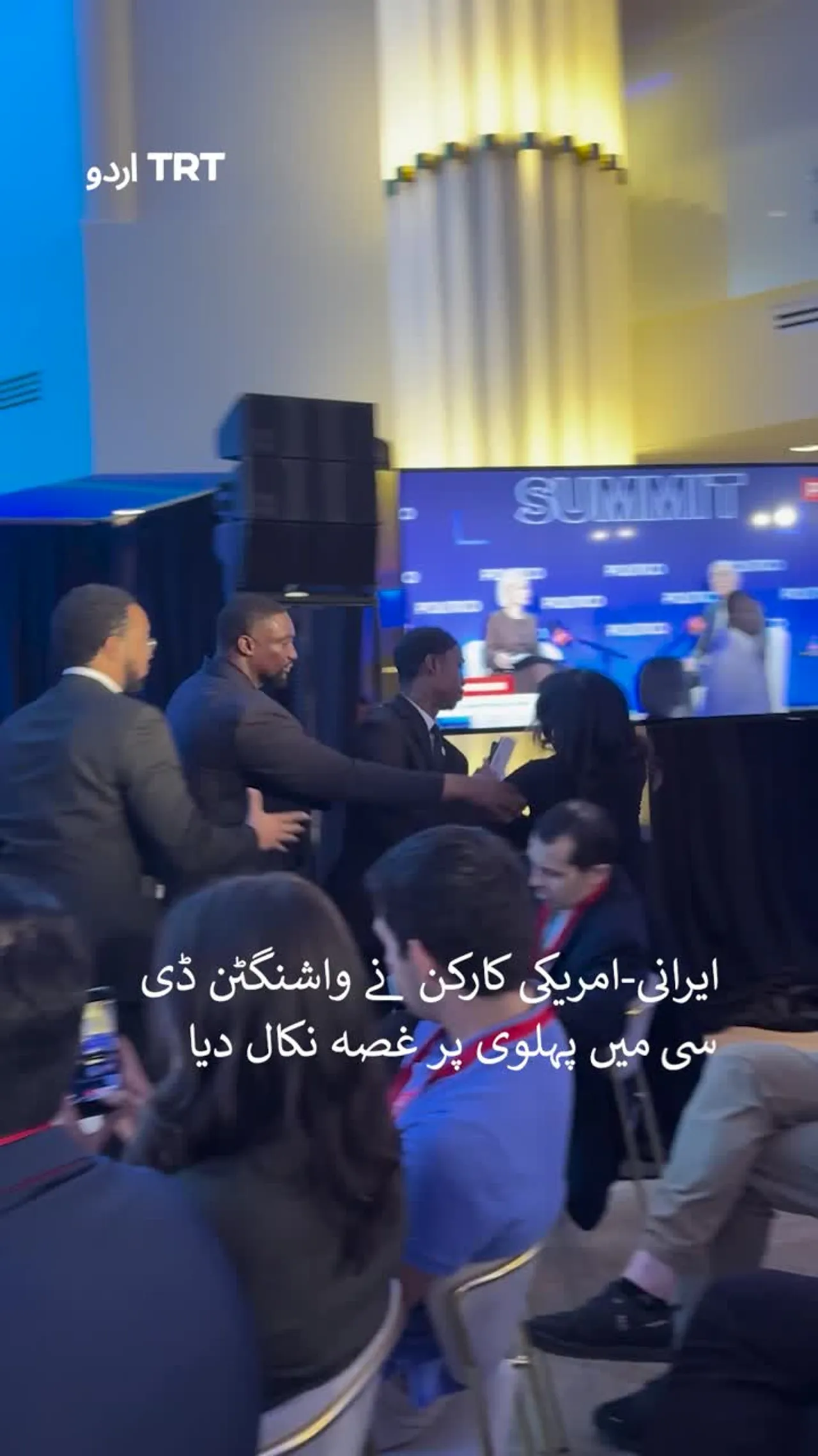 ایرانی-امریکی کارکن نے واشنگٹن ڈی سی میں پہلوی پر غصہ نکال دیا