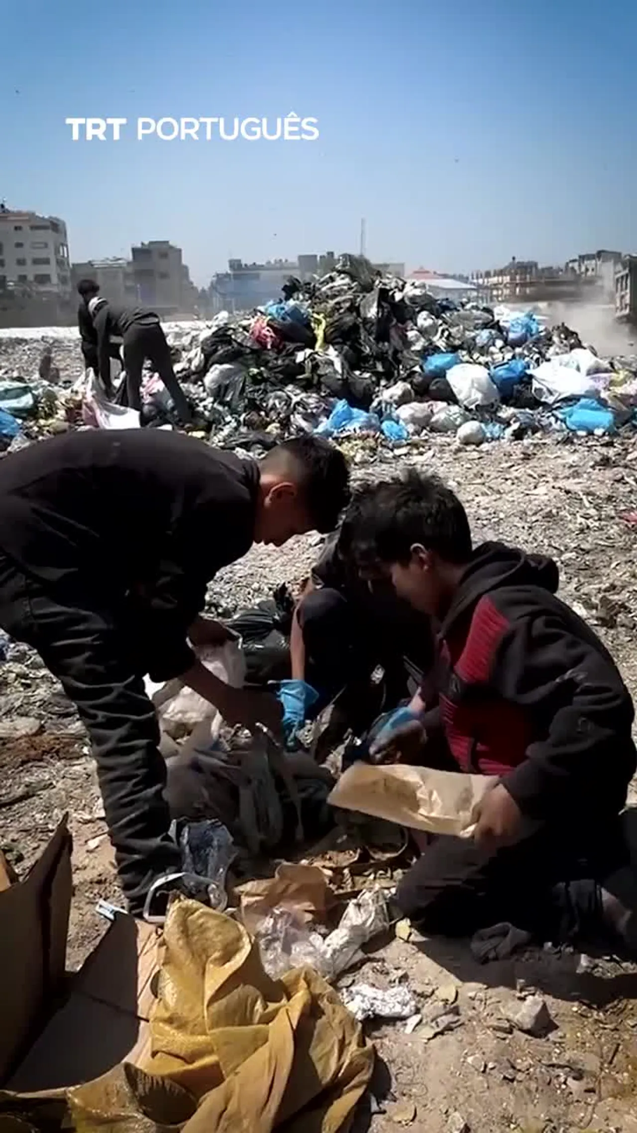 Crianças em Gaza sobrevivem a vasculhar o lixo