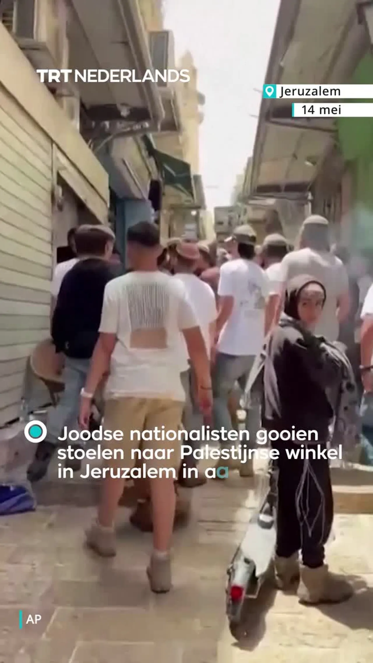 Joodse nationalisten gooien stoelen naar Palestijnse winkel in Jeruzalem in aanloop naar mars