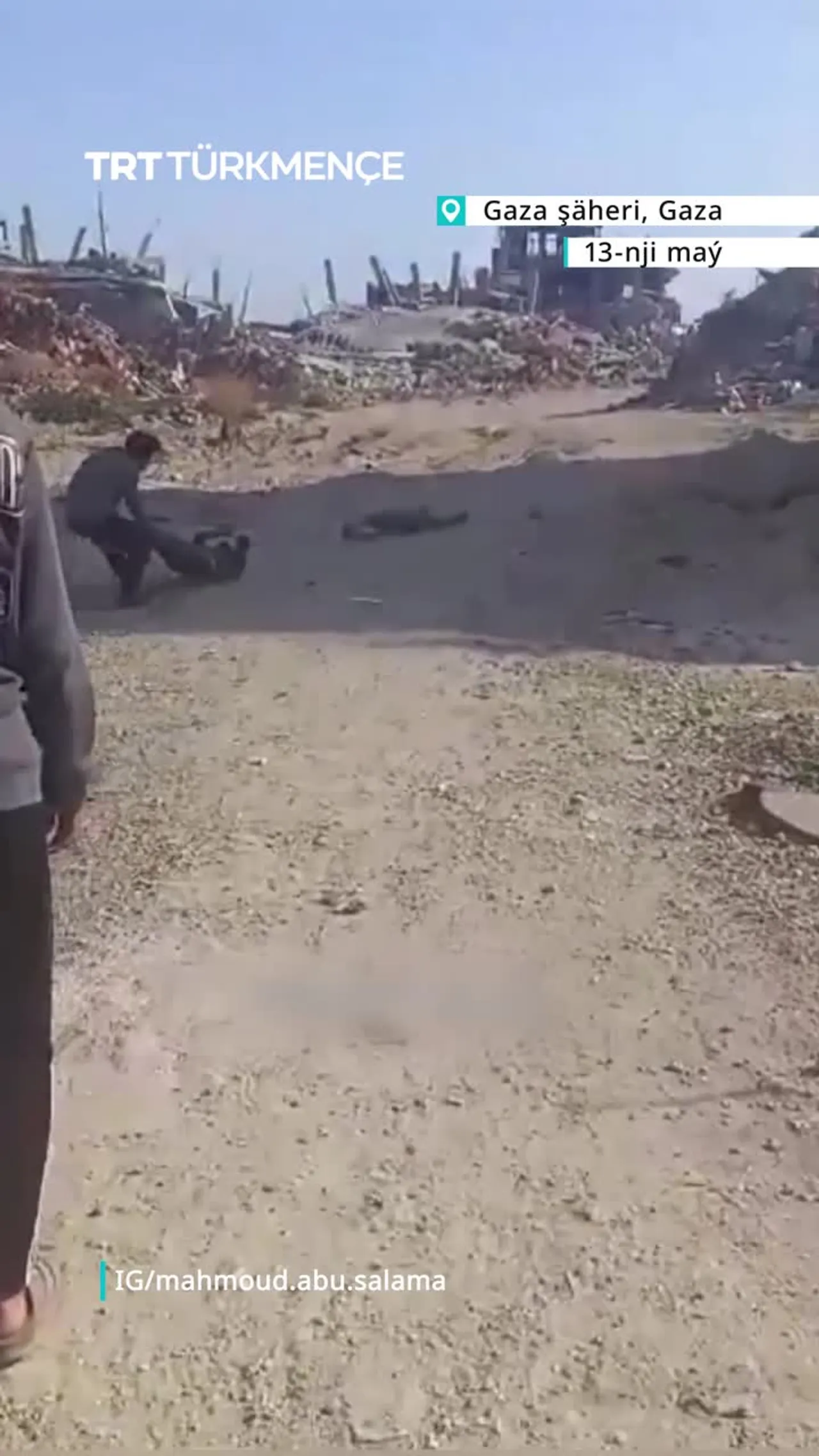 Gazada, golaýdaky adamlar ysraýylly mergen tarapyndan atylan palestinlini halas etmäge çalyşýarlar.