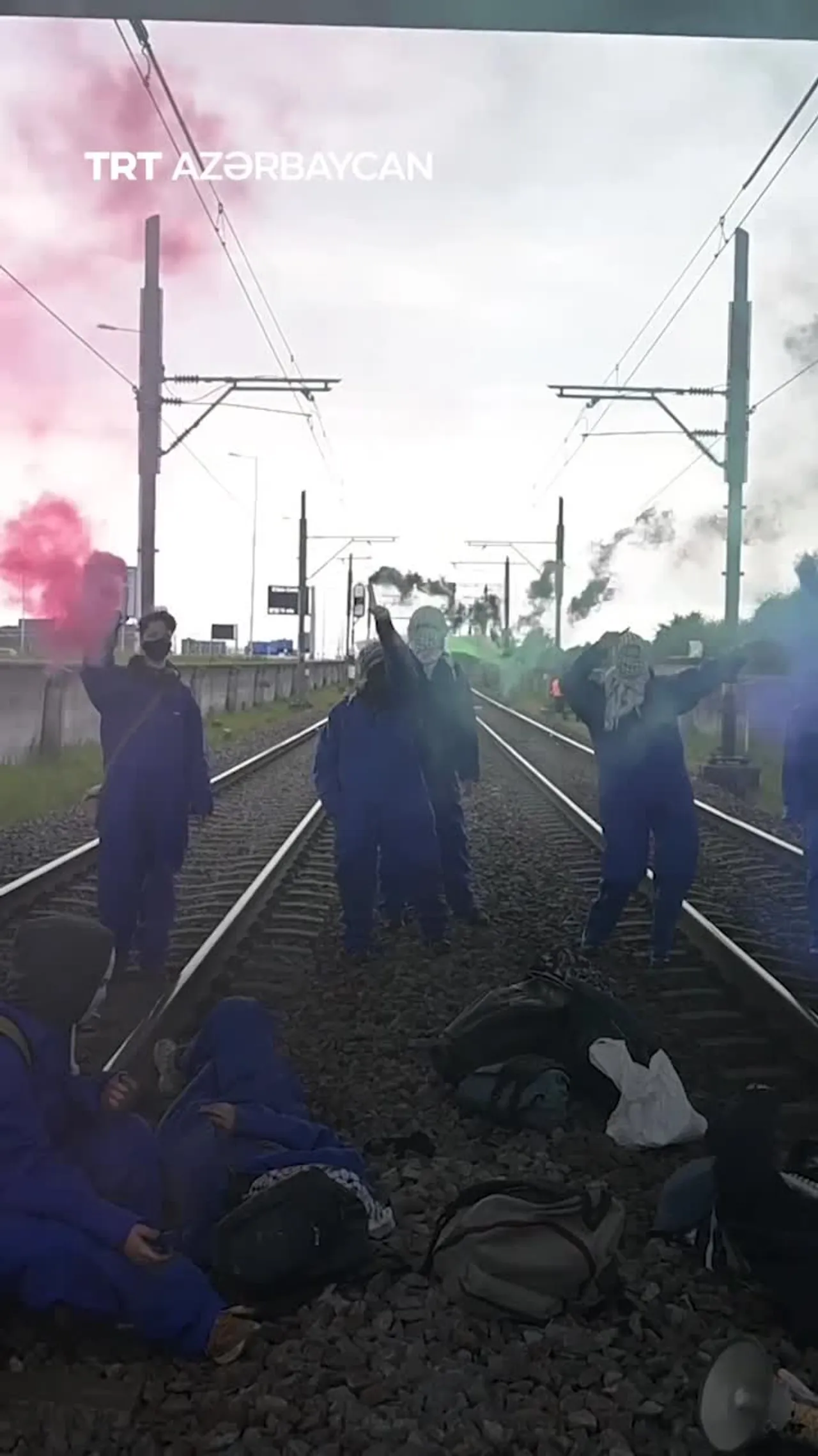 Rotterdamda İsrailə silah daşınmasına etiraz edənlər özlərini relslərə zəncirləyiblər