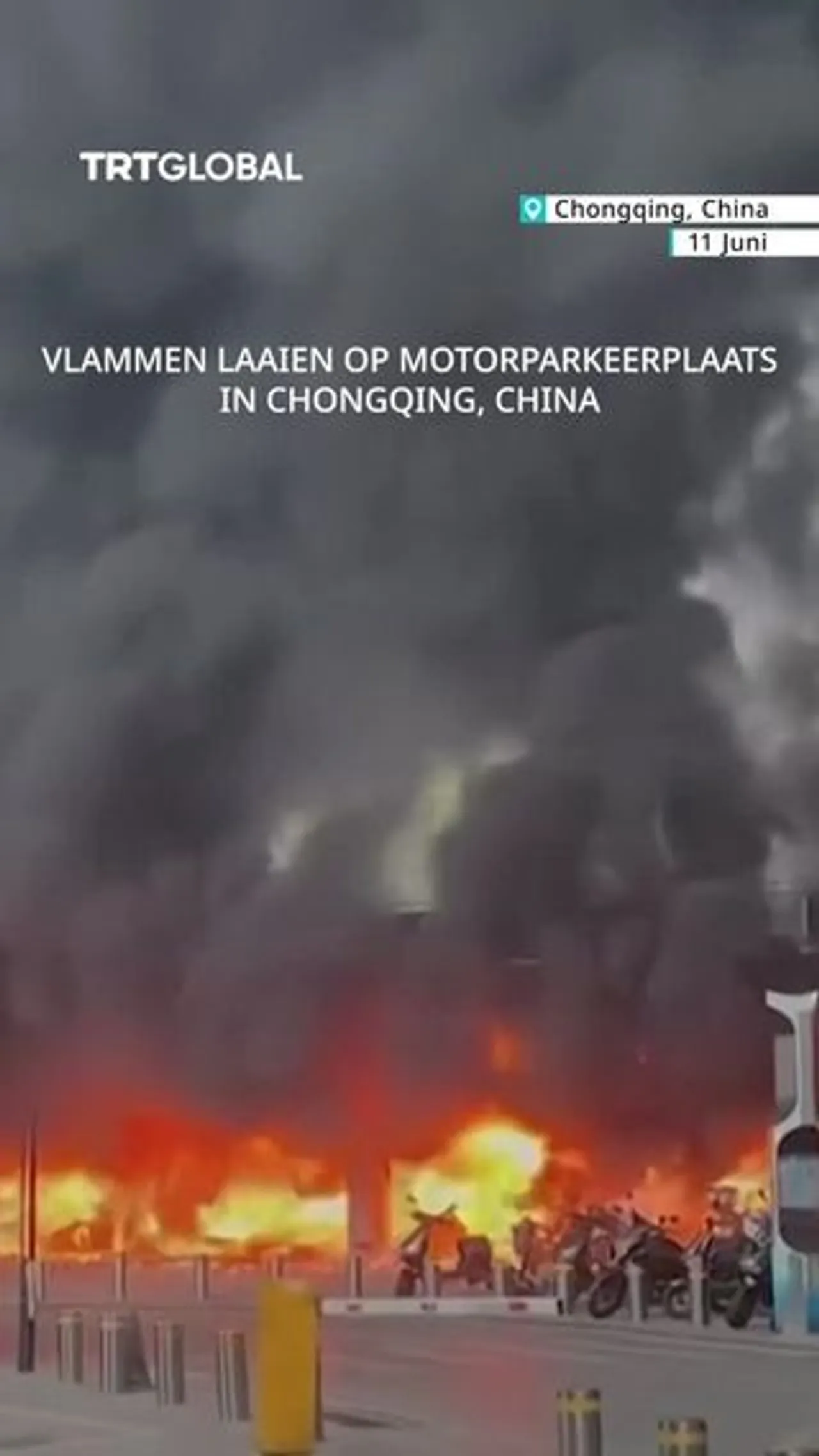 Vlammen laaien op in motorparkeerplaats in Chongqing, China